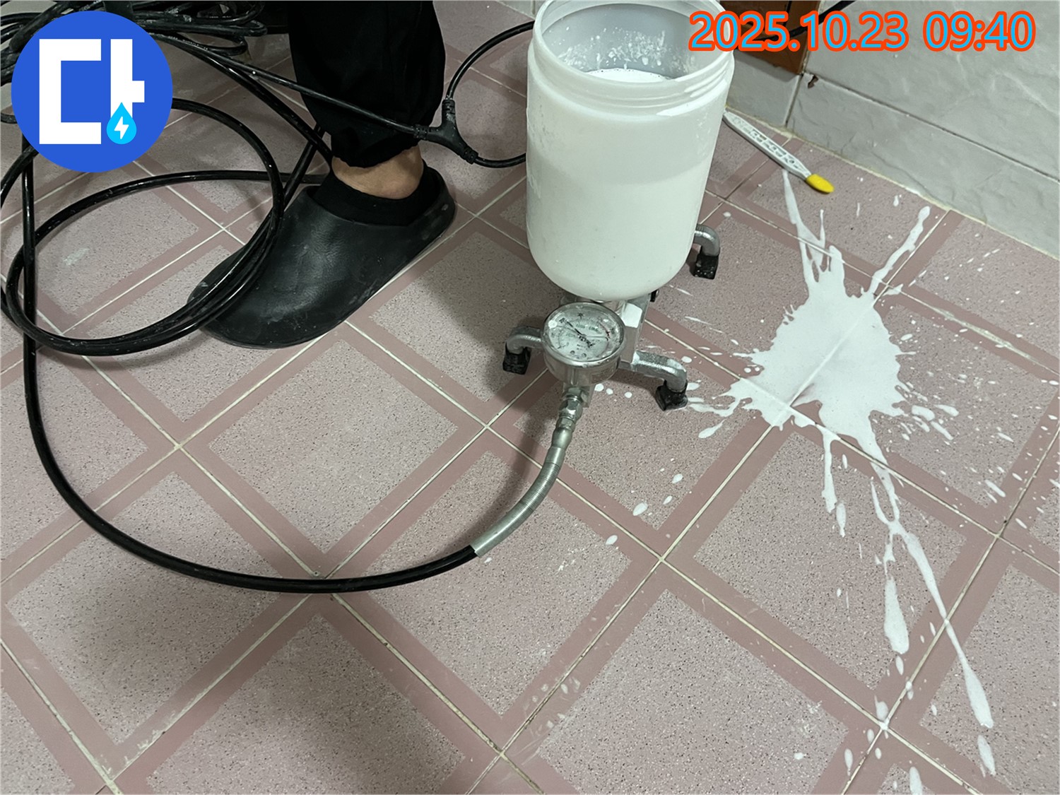 압력 테스트 중 사고 발생 - 장비 문제로 약재 누출