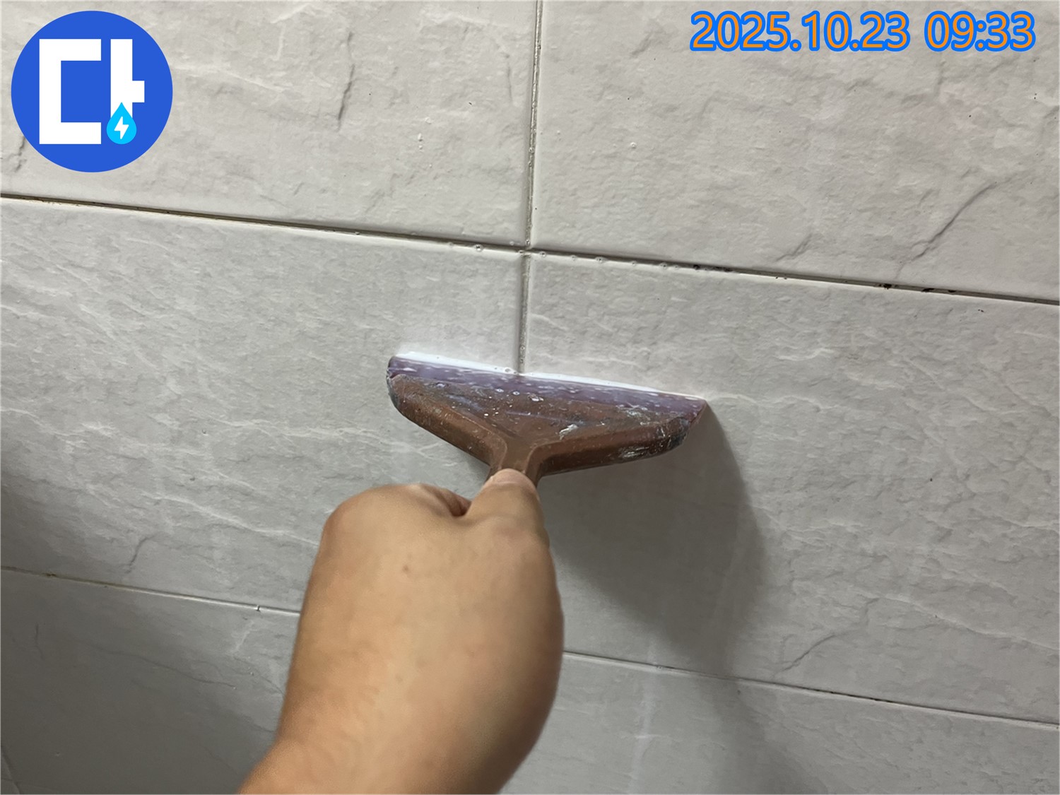 낡은 줄눈 제거 후 방수 줄눈 시공 - 독산동 형제맨션빌 누수 해결