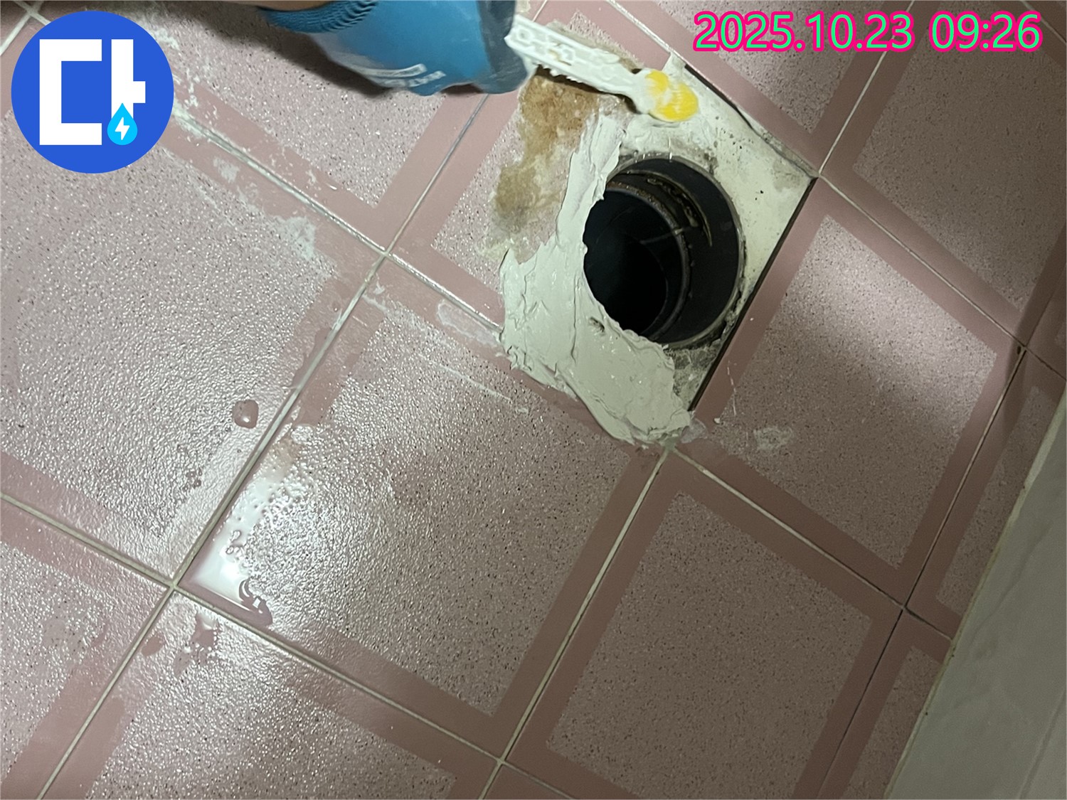 독산동 형제맨션빌 욕실 배수구 주변 꼼꼼한 방수 시공 - 완벽한 누수 차단