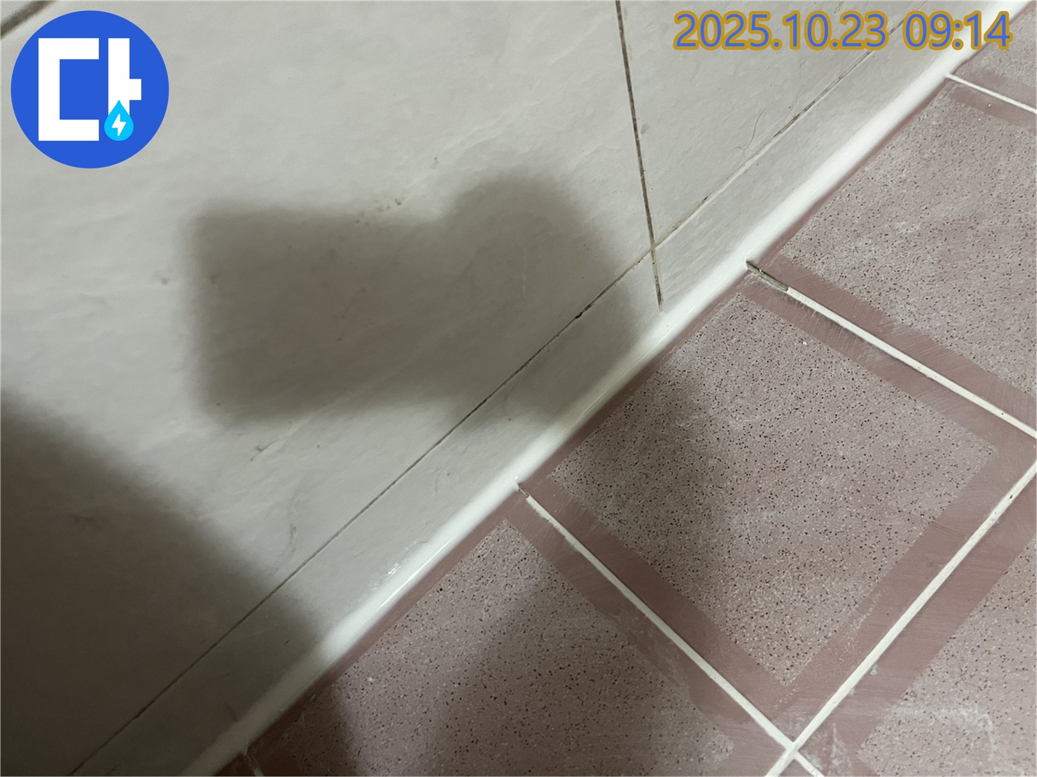 벽-바닥 틈새 실리콘 시공 - 틈새를 꼼꼼하게 메워 완벽 방수!
