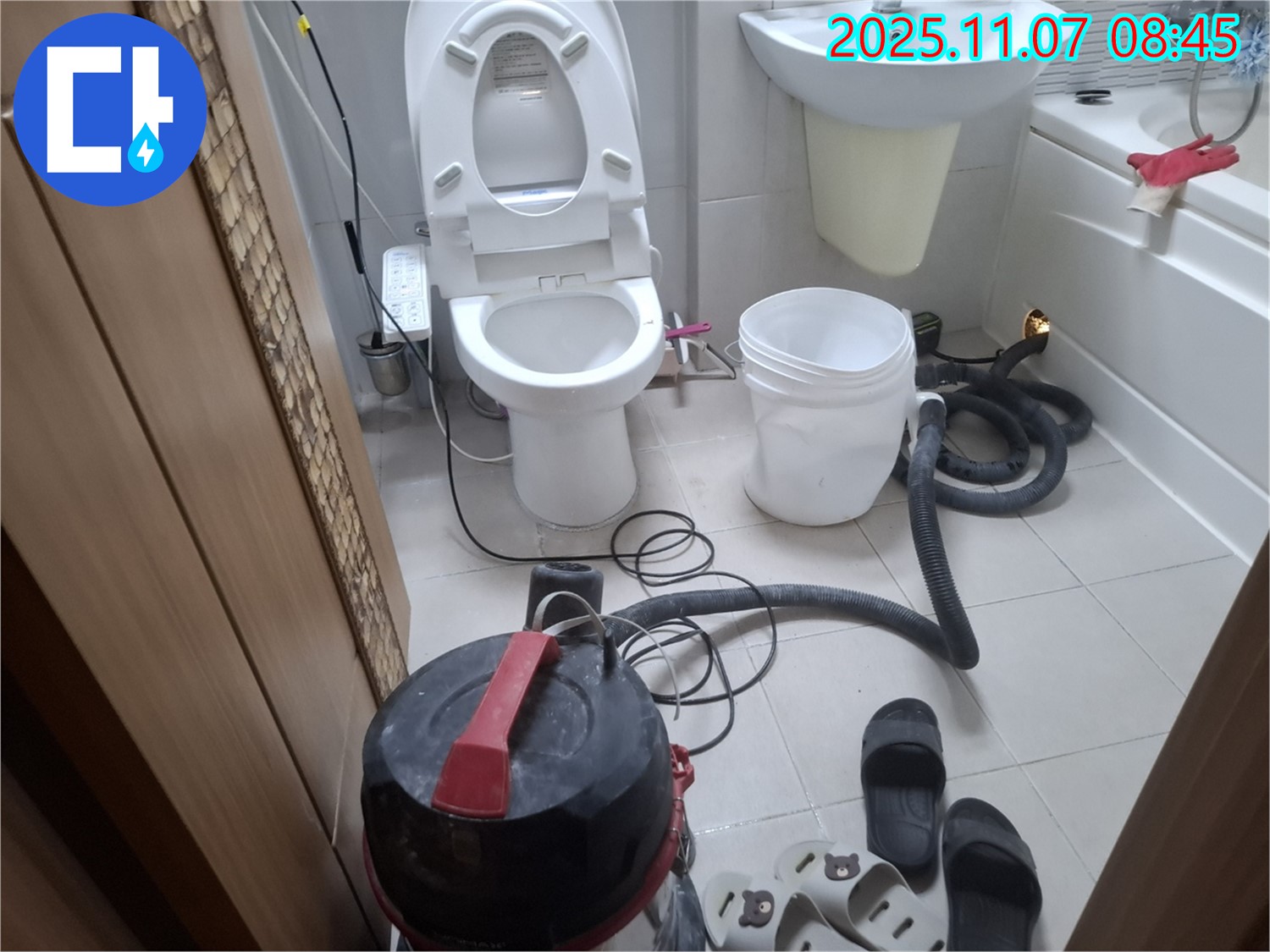 변기 물탱크 내부 누수 확인 - 부속품의 노후화나 손상을 꼼꼼하게 살펴봅니다.