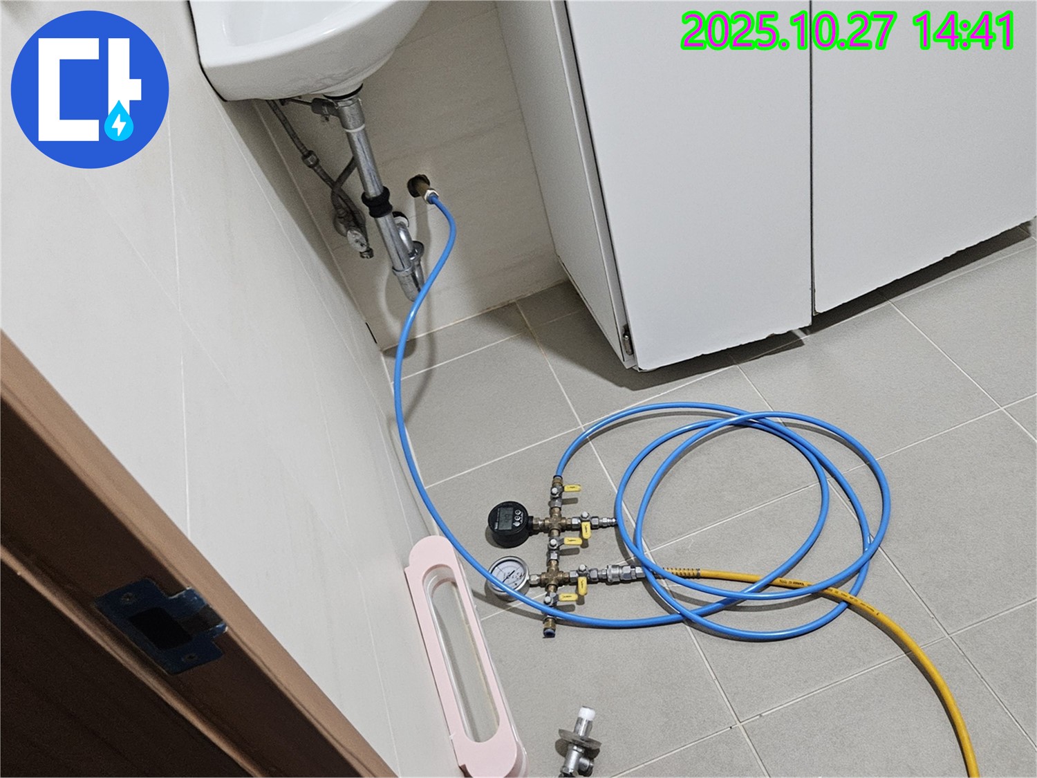 고양시 덕양구 누수 - 세면대 배수관 누수를 신속하게 해결하고 있습니다 - 누수 해결 과정