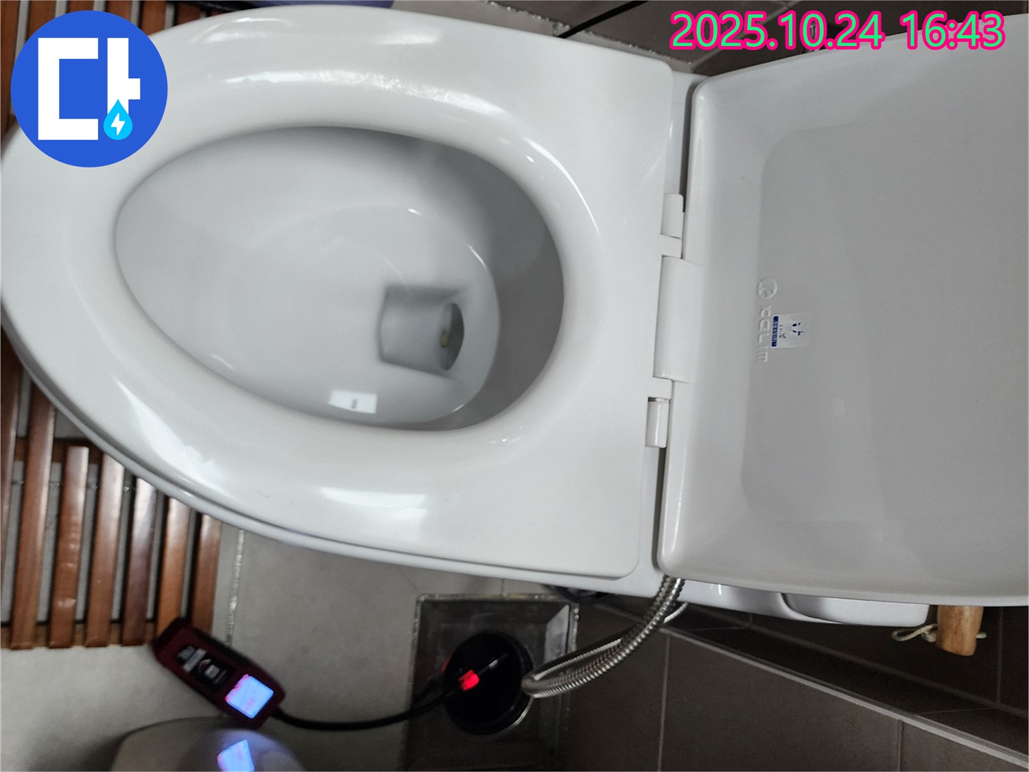 양주1동 누수 - 전자비데 착좌 센서 오작동으로 인해 발생한 오작동을 점검하고 센서를 교체하고 있습니다.