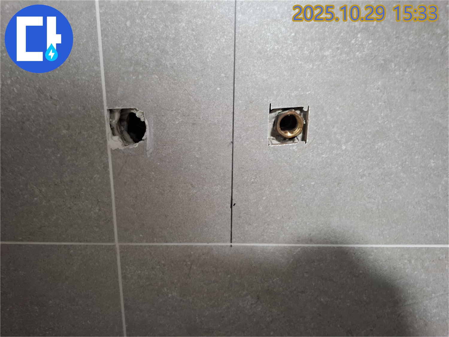 고양시 덕양구 누수 현장에서 노출된 배관에서 정확한 원인을 진단 후 해결하는 모습입니다 - 문제 해결의 핵심입니다.