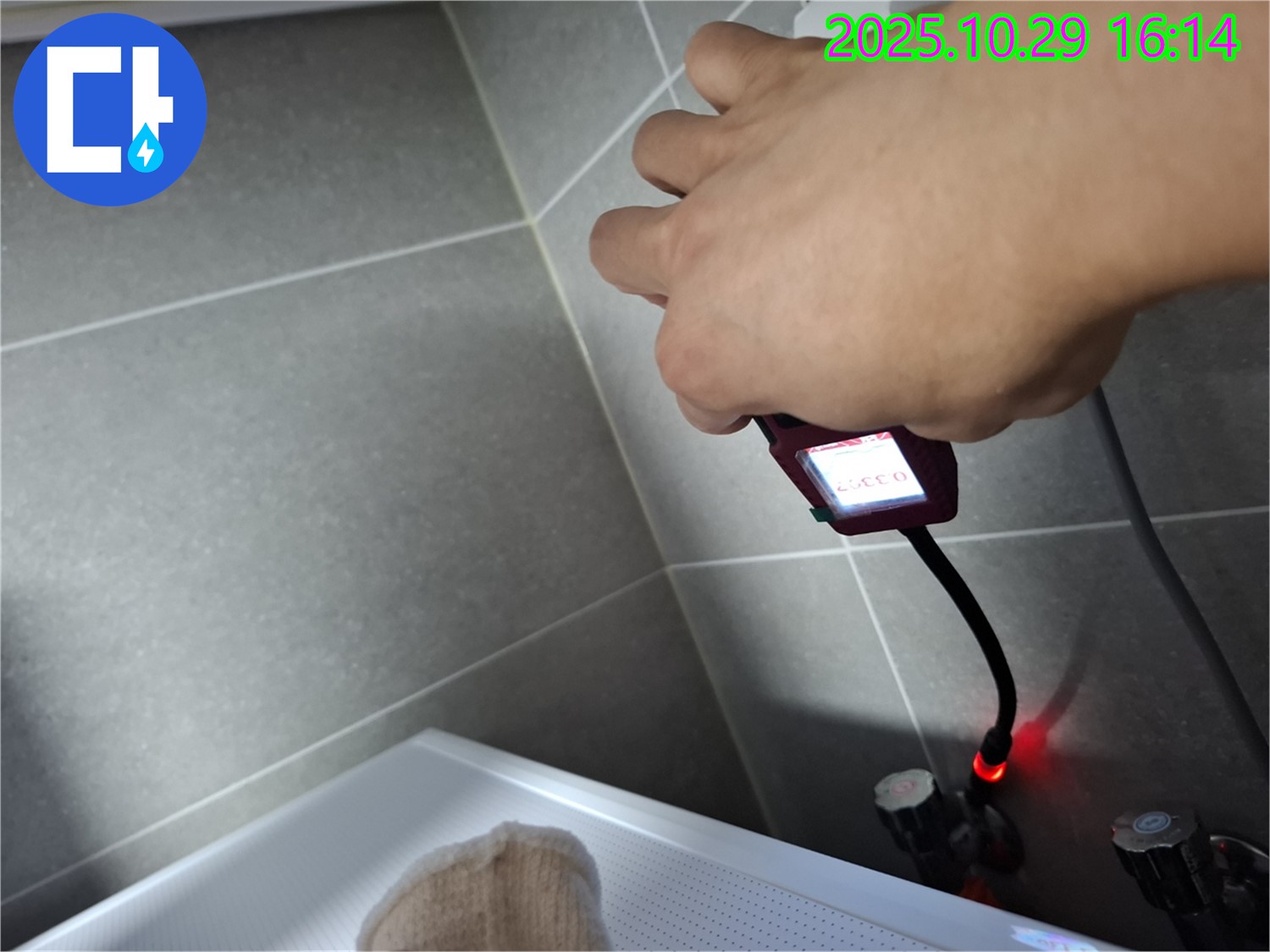 숙련된 기술자가 청음식 누수 탐지기로 누수를 탐지하는 모습 - 오랜 경험과 노하우로 문제 해결에 앞장섭니다.