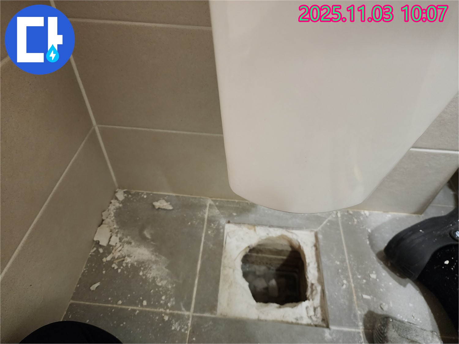 금호동 신금호파크자이 변기 누수 - 타일 제거 후 누수 원인 꼼꼼하게 확인