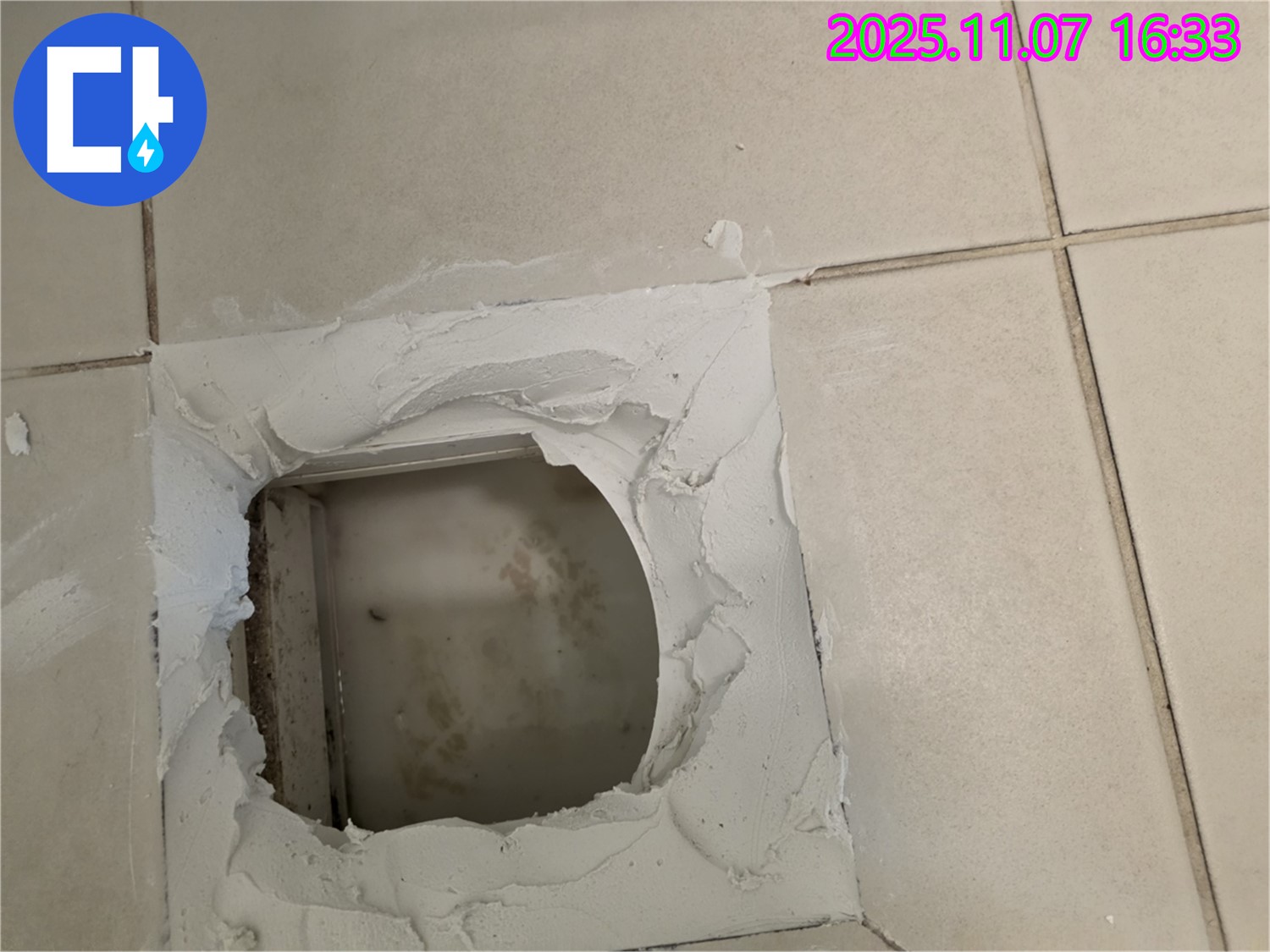 김포 사우동 누수 - 미장 작업으로 점검구 주변을 깔끔하게 마무리했습니다.