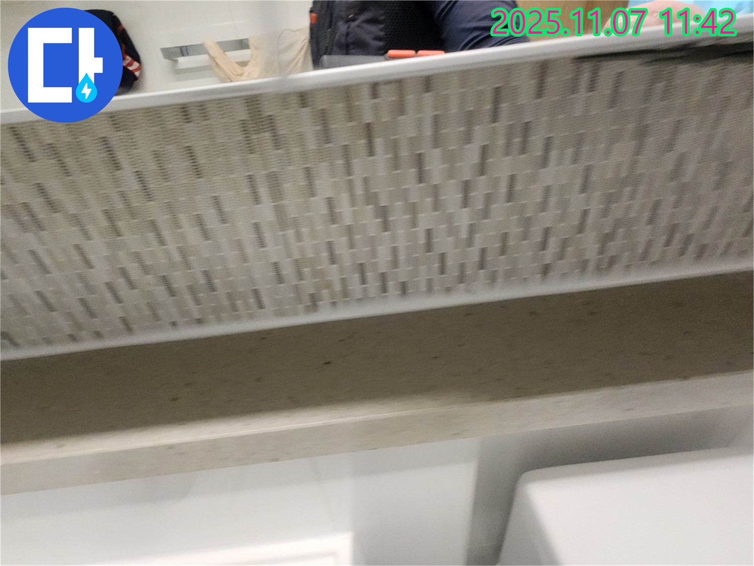 김포 사우동 욕조 옆 타일 누수 - 덧방 시공으로 빠르고 간단하게 누수를 해결했습니다.