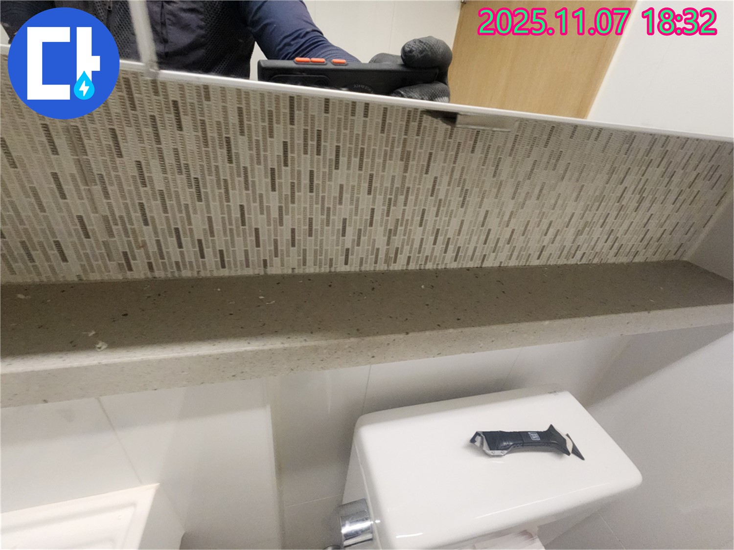 김포 사우동 욕실 세면대 디자인 트랩 누수 꼼꼼하게 점검하는 모습입니다 - 연결 부위를 세밀하게 살펴봅니다.