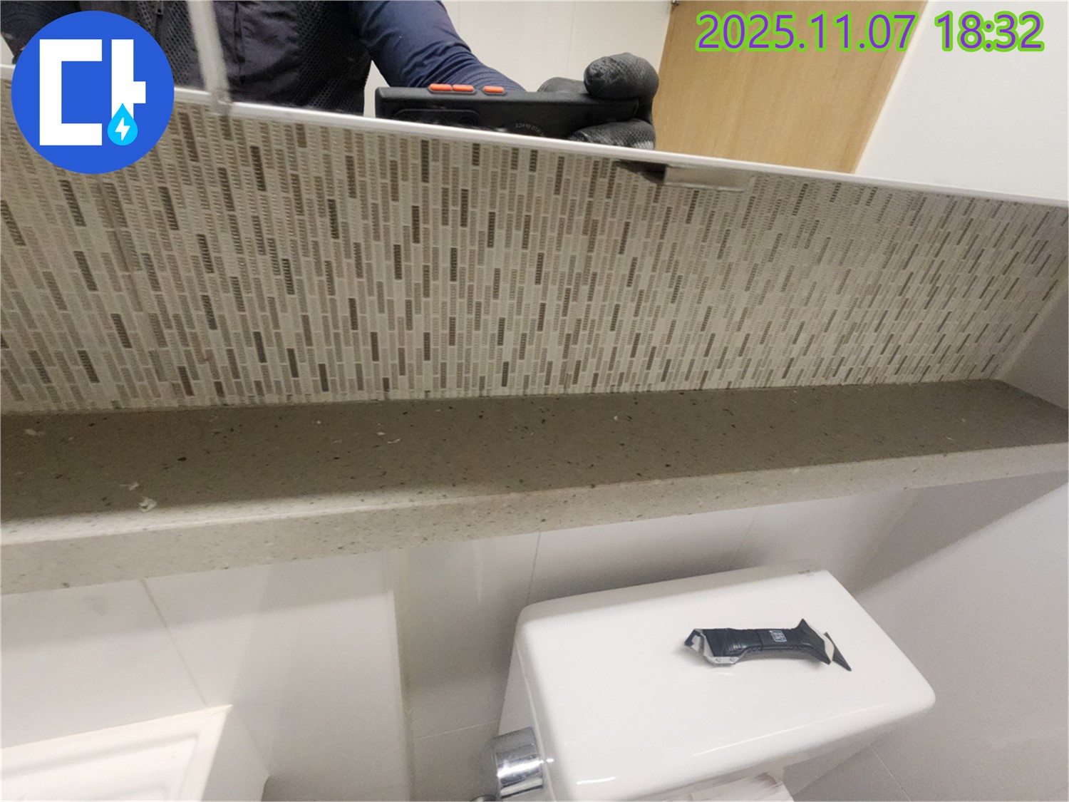 김포 사우동 욕실 젠다이 윗면 타일 틈새 누수 - 타일 틈새 방수 상태를 점검합니다.