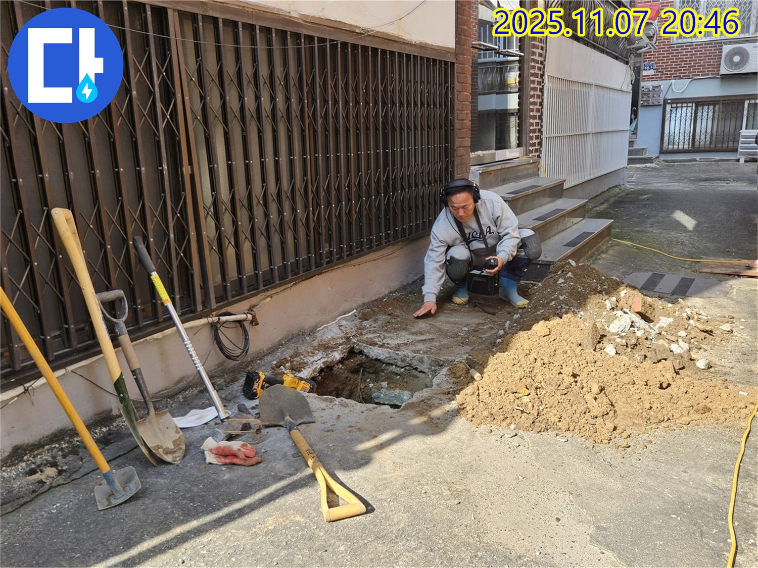 수원 팔달구 신풍로에서 베테랑 기술자가 누수 문제를 해결하는 모습 - 역시 경험이 중요합니다.