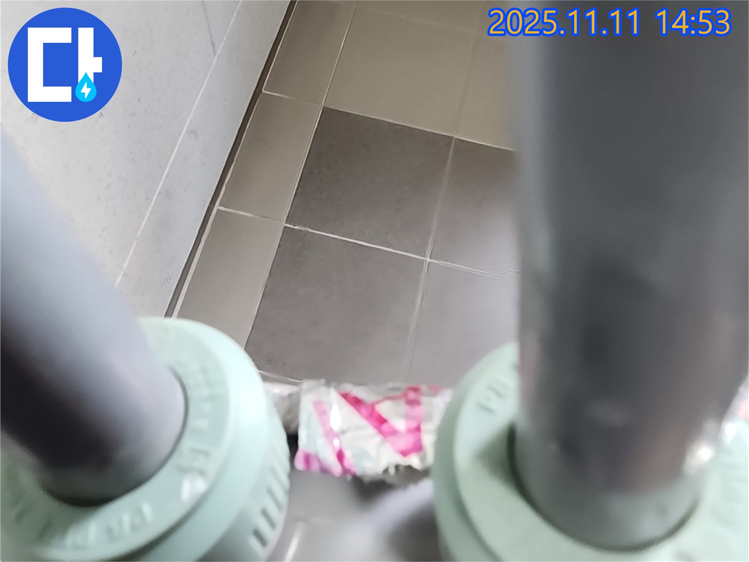 포천 소흘읍 누수 - 배관 연결 부위에서 발생하는 누수를 보여주는 사진입니다.