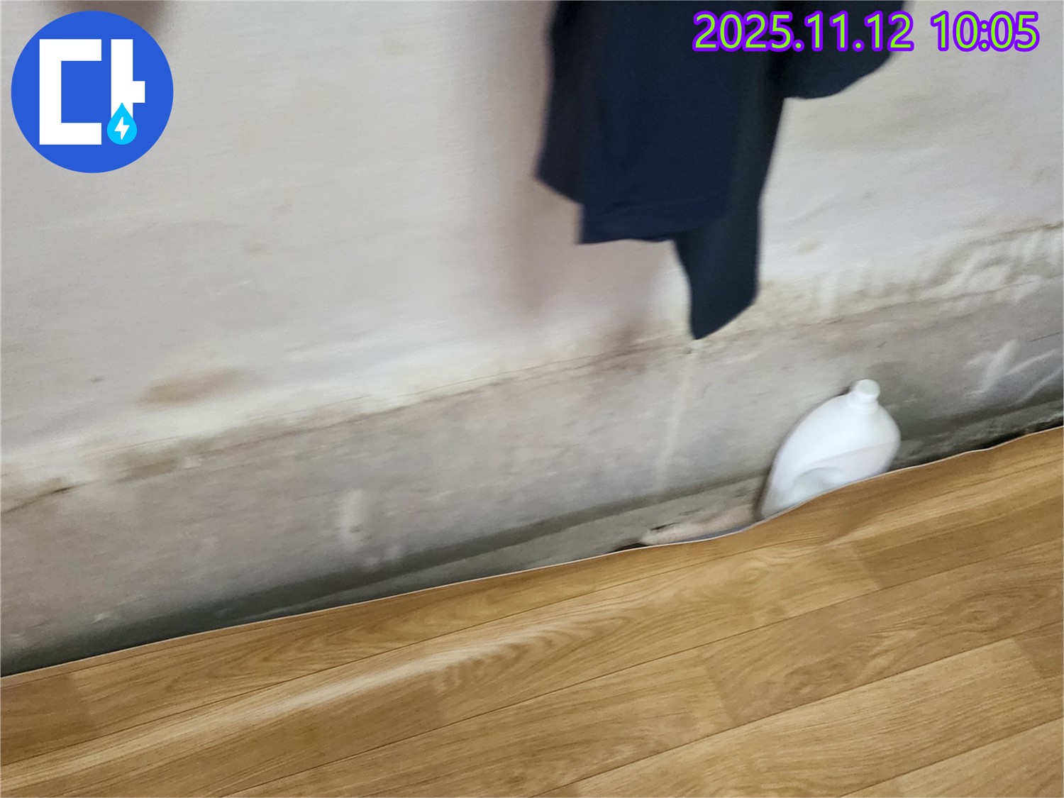 벽 누수 진단 중 - 첨단 장비 - 정확 분석