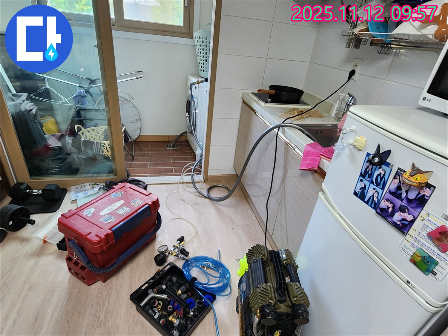 누수 탐지를 위한 압력 검사 준비 완료 - 이제 압력을 넣어 누수 지점을 찾아보겠습니다.