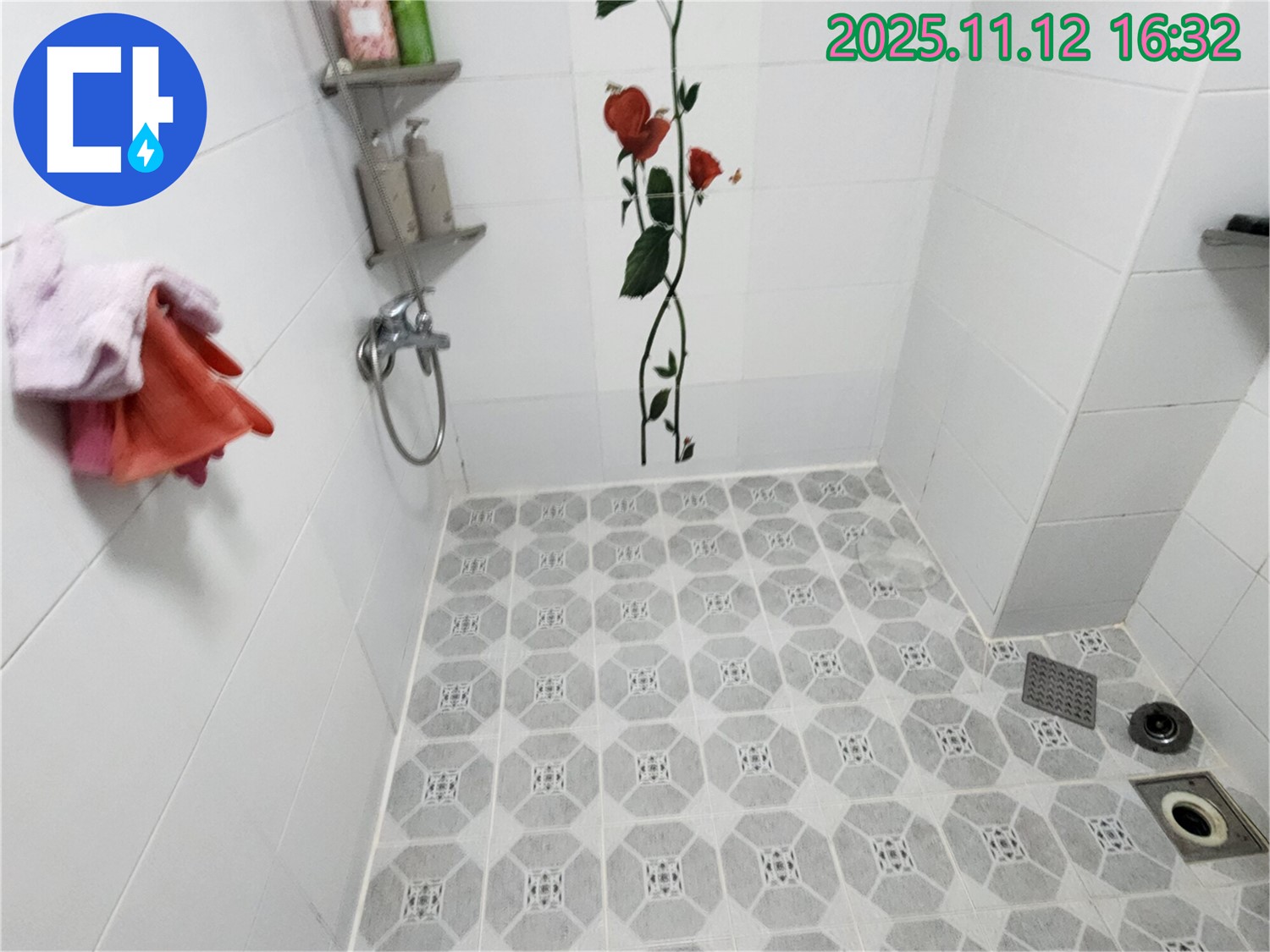 포천 군내면 구읍리 욕실 누수 - 천장 곰팡이 제거 및 방수 시공으로 쾌적한 욕실을 만든 사례입니다.