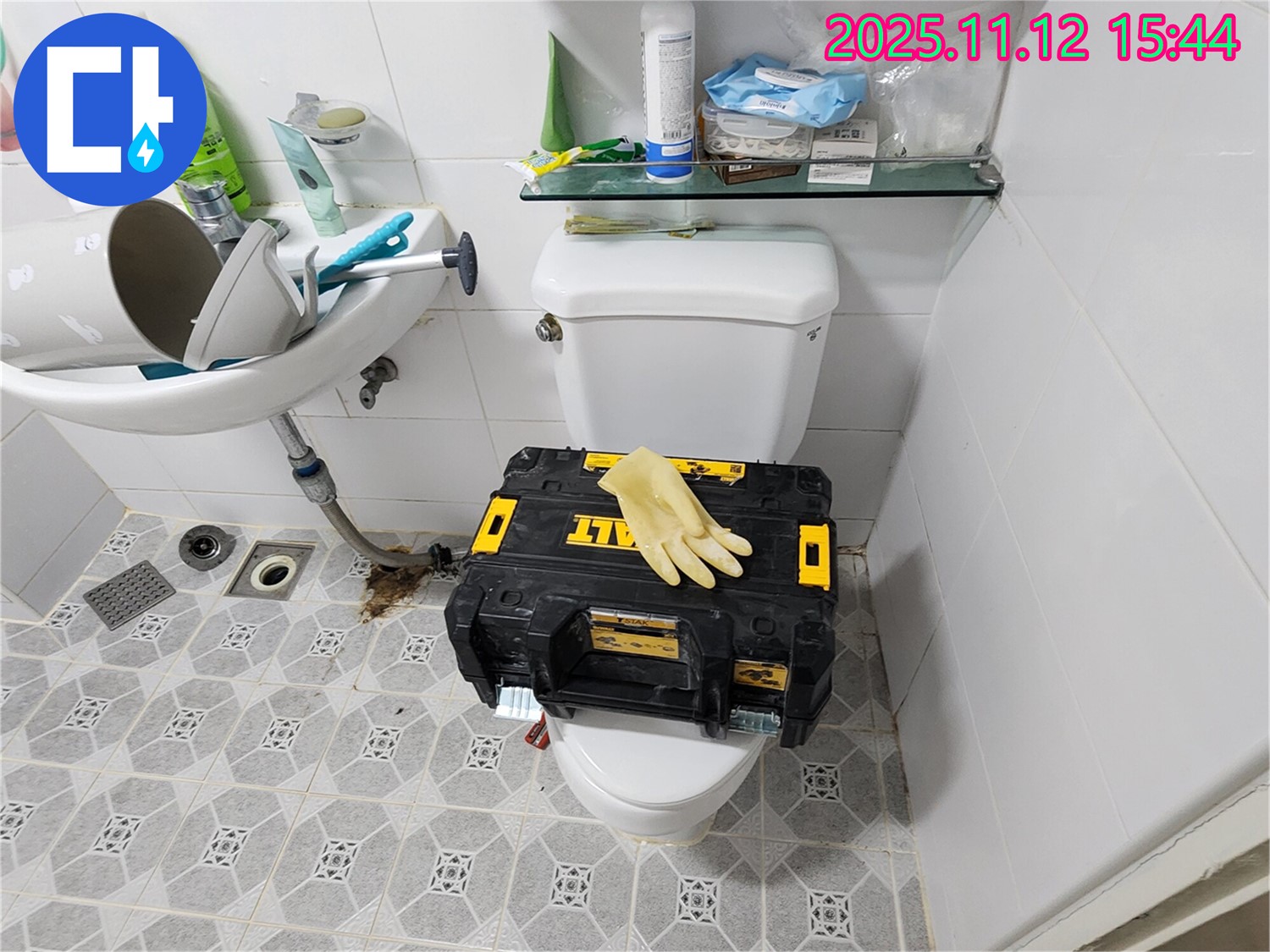 포천 군내면 구읍리 변기 누수 - 든든한 공구 박스 준비 완료! 이제 누수 원인을 찾아 해결해 보겠습니다.