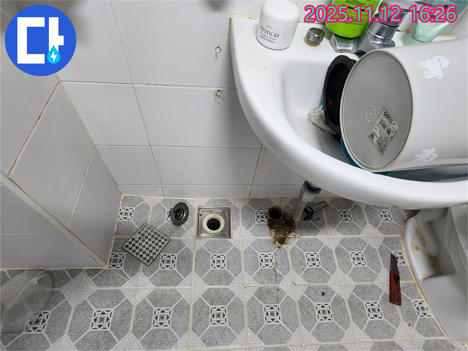 포천시 군내면 세면대 하부장 뒤 누수 흔적 - 꼼꼼한 점검 필요