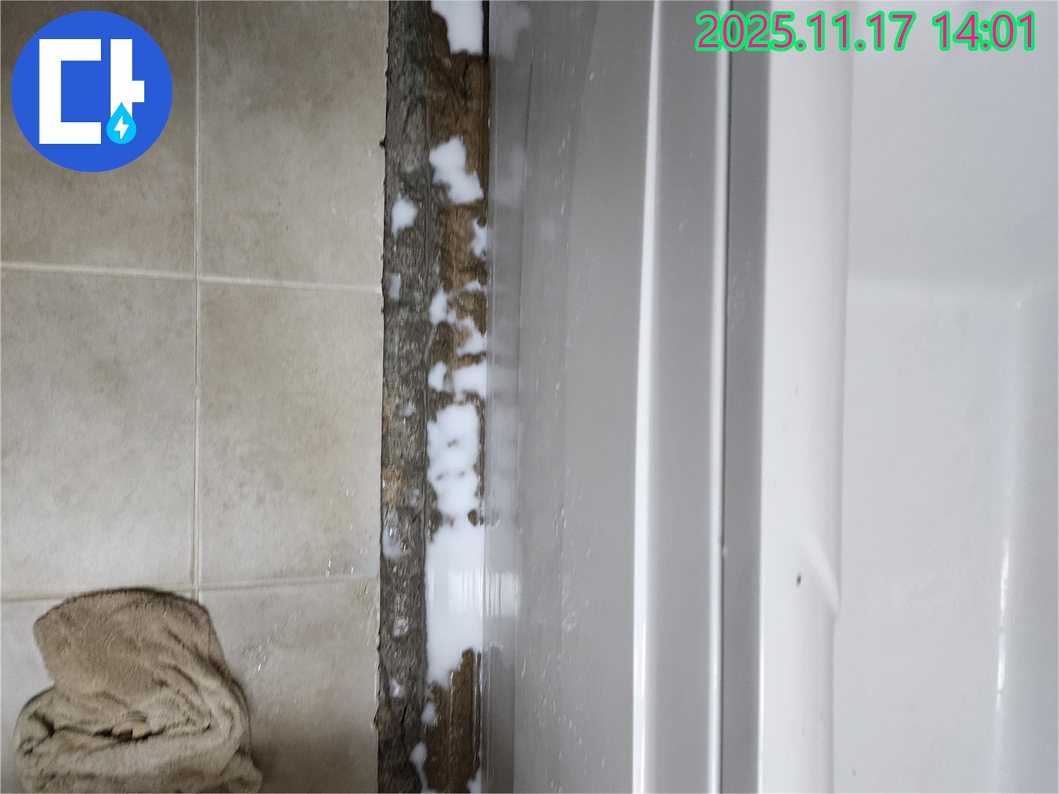 포천시 군내면 하성북리 욕조 밑 누수 - 문제 해결을 위해 꼼꼼히 살펴본 누수의 흔적
