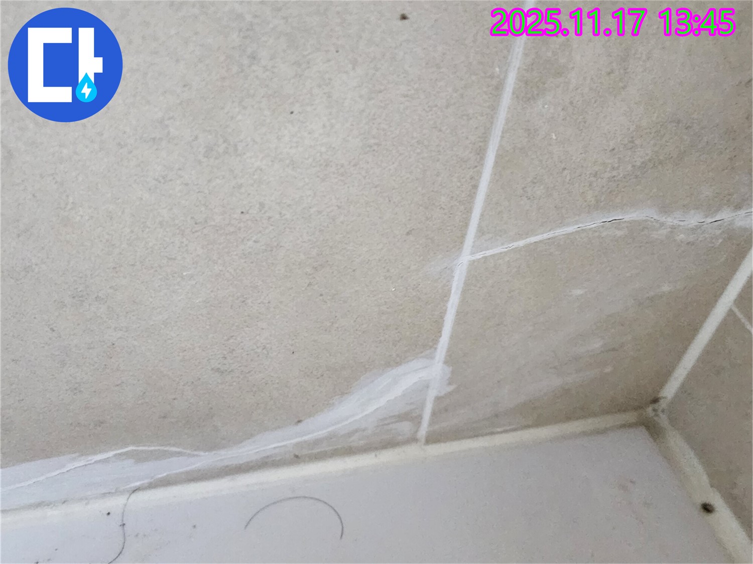 포천시 군내면 하성북리 - 곰팡이 핀 욕실 실리콘 교체로 누수를 완벽하게 해결했습니다.