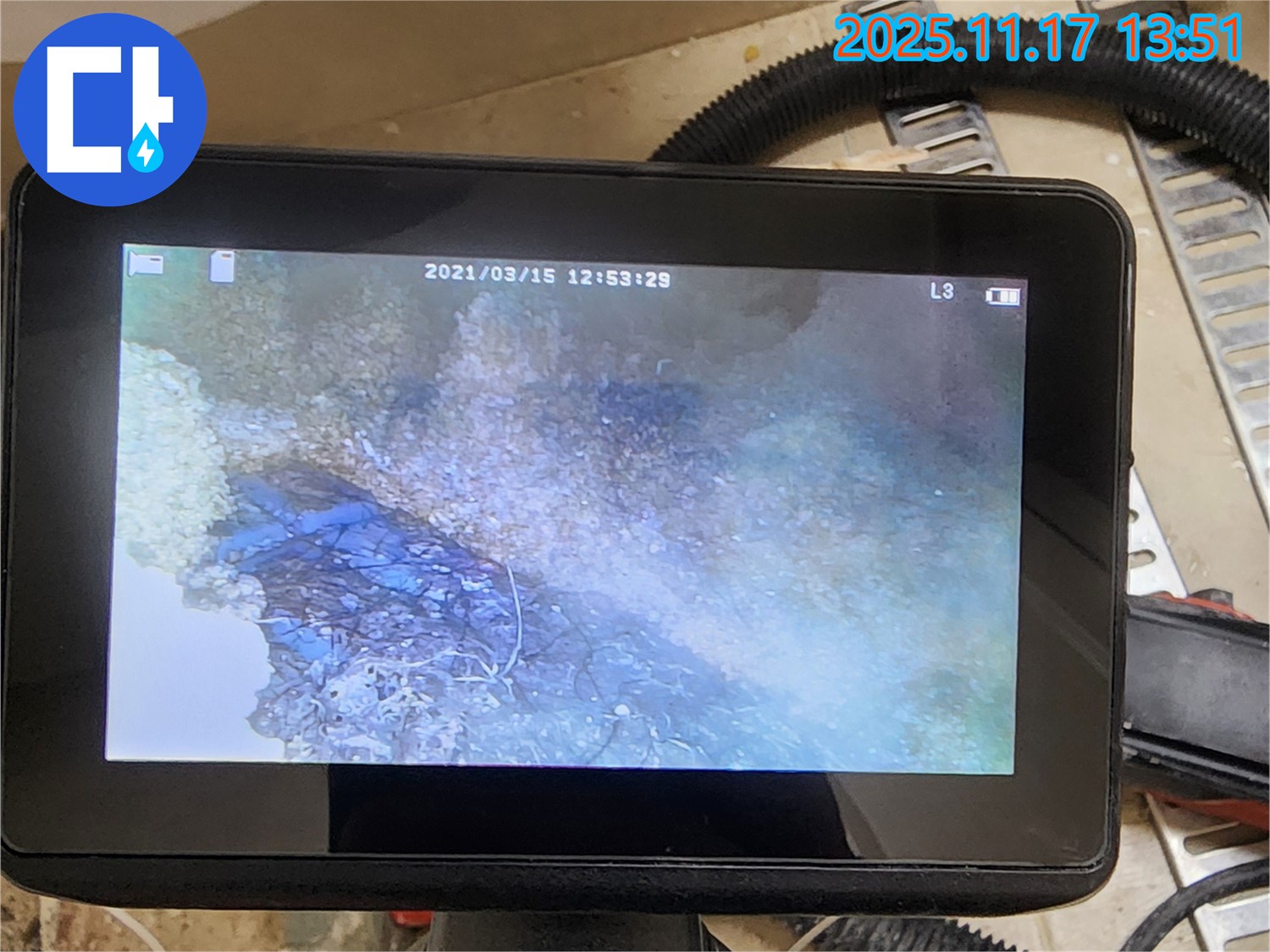 배관 내부 - 좁은 틈새까지 꼼꼼하게 확인