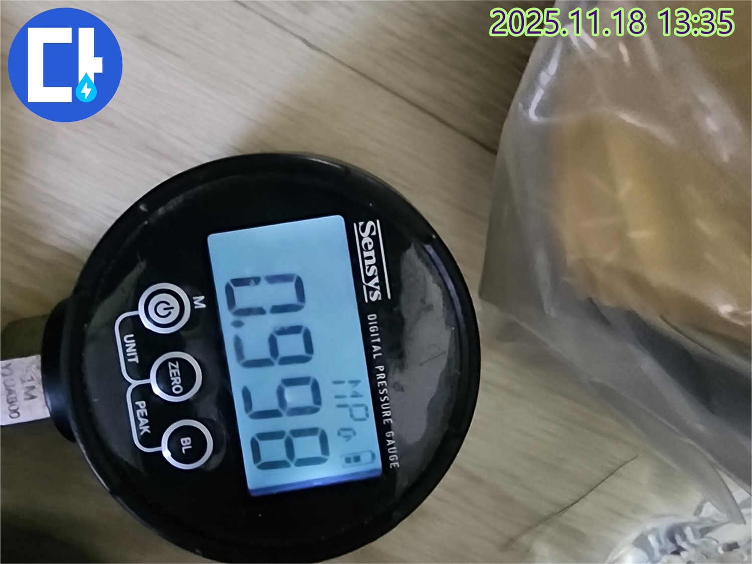 0.998 MPa - 압력계로 누수 가능성 측정