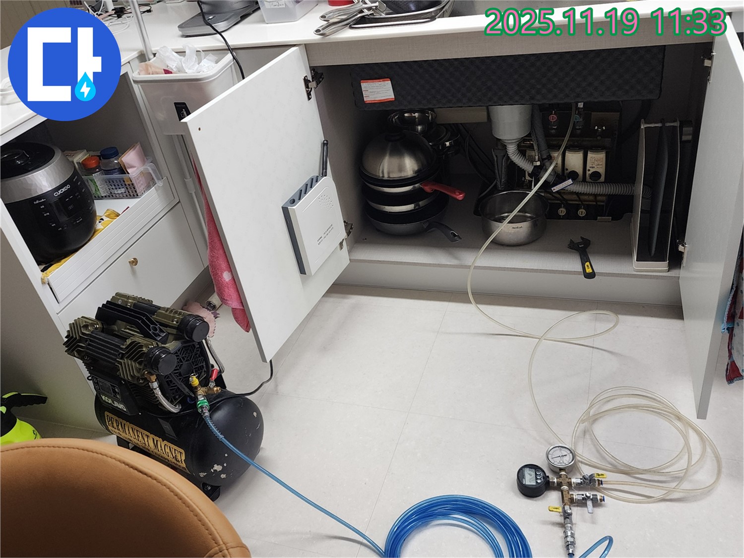 싱크대 누수 콤프레셔 연결 부위 거품 검사 - 누수 여부를 확실하게 확인!