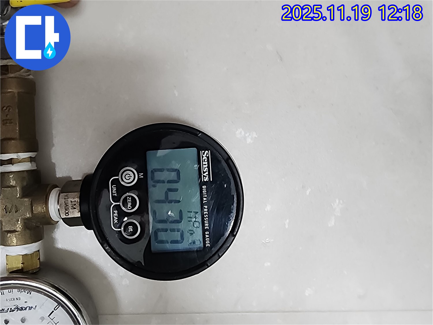정밀 압력 진단 - 디지털 압력계로 0.43 MPa 압력을 측정하여 누수 여부를 정밀하게 진단합니다.
