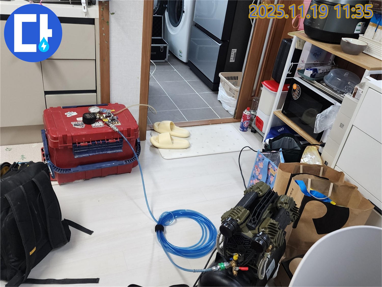 포천시 내촌면 마명리 누수 - 정밀 누수 검사를 위해 특수 장비를 꼼꼼하게 셋팅하는 모습입니다.