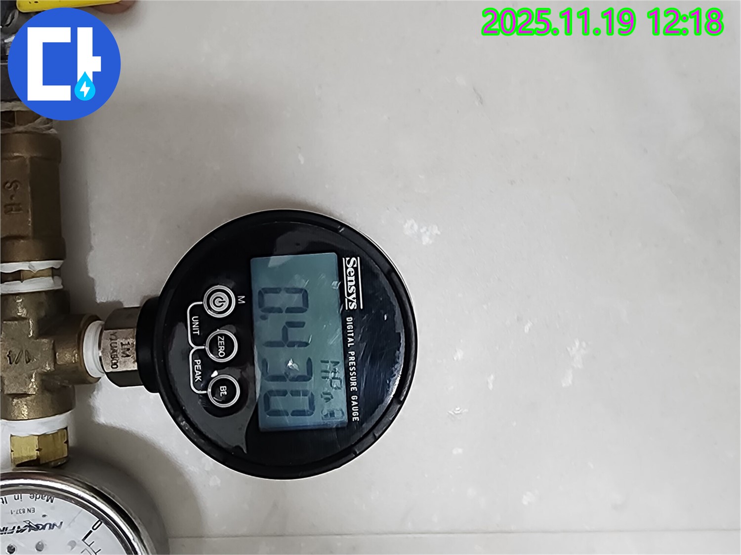 최첨단 장비 - 디지털 압력계로 0.43 MPa 압력을 측정하는 최첨단 누수 탐지 장비의 모습입니다.