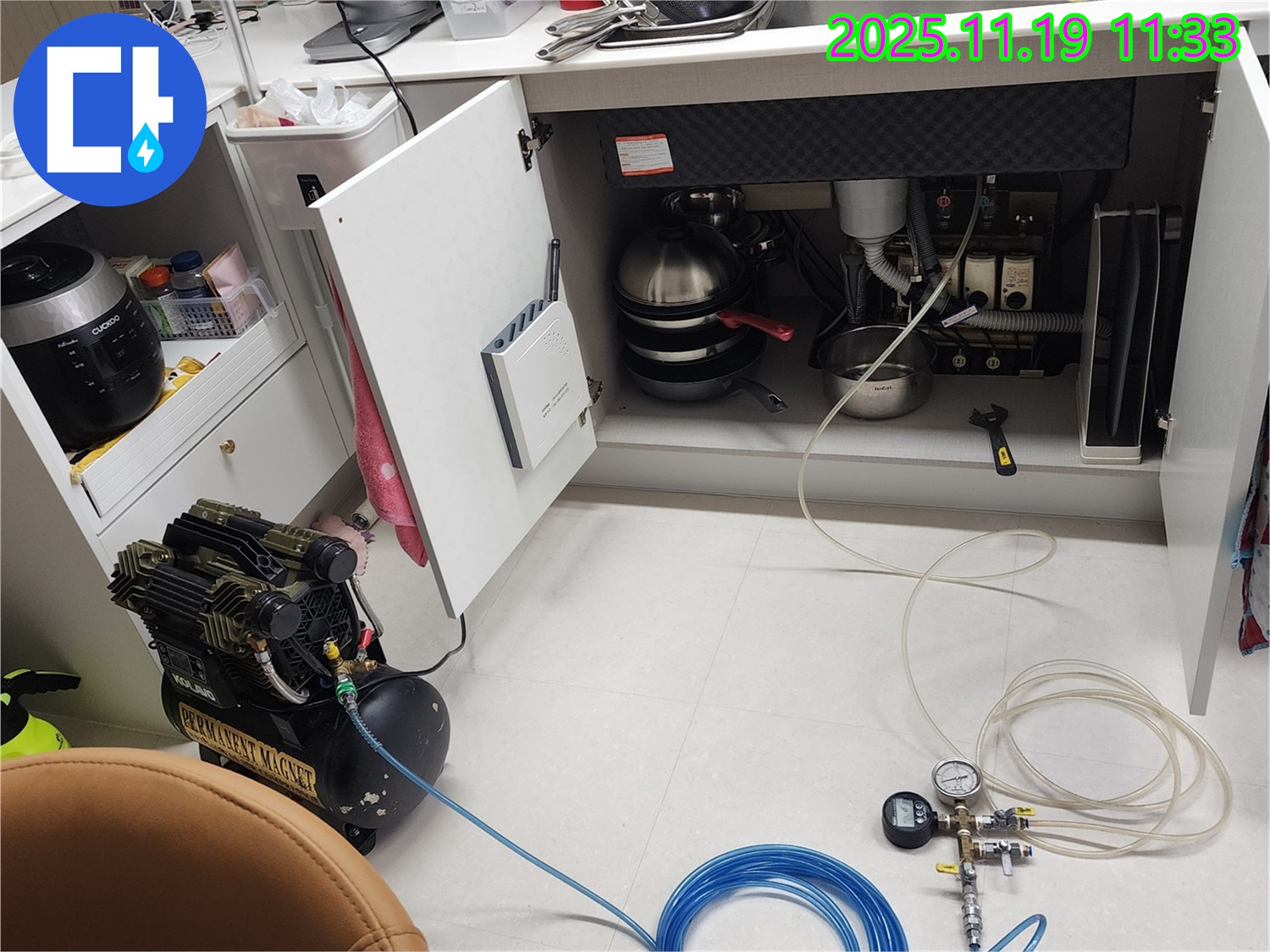 싱크대 누수 탐지 후 콤프레셔 압력 제거 방법
