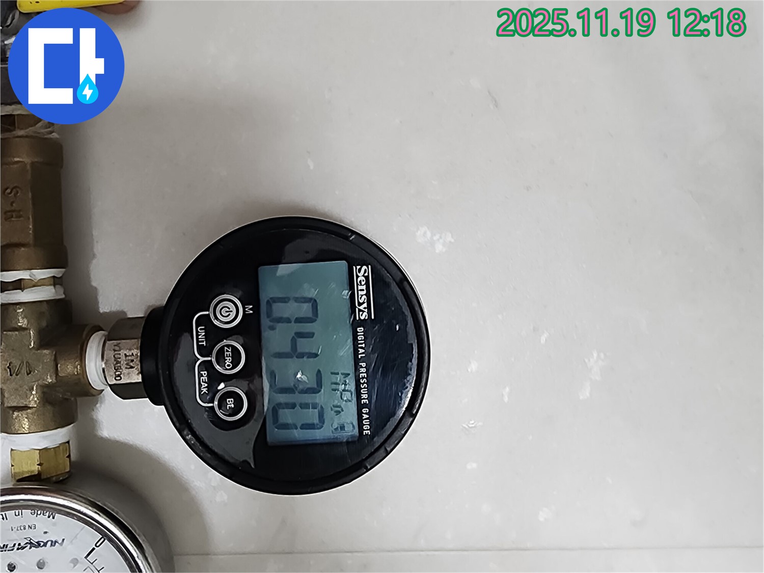합리적 비용 진단 - 디지털 압력계로 0.430 MPa 압력을 측정하며 누수 진단을 하고, 합리적인 비용을 제시하는 모습입니다.