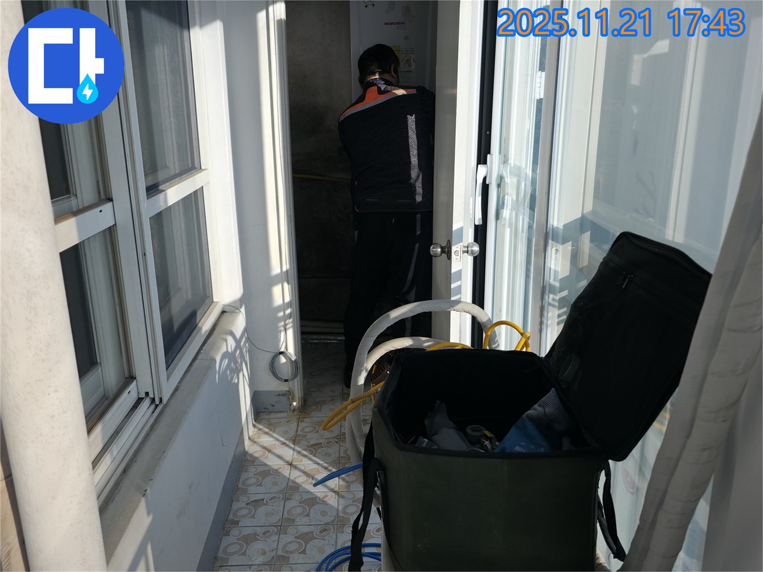 세검정동 101동 세대에서 누수 전문가가 베란다 보일러실을 집중적으로 탐색하고 있습니다 - 작은 징후도 놓치지 않기 위해 집중합니다.