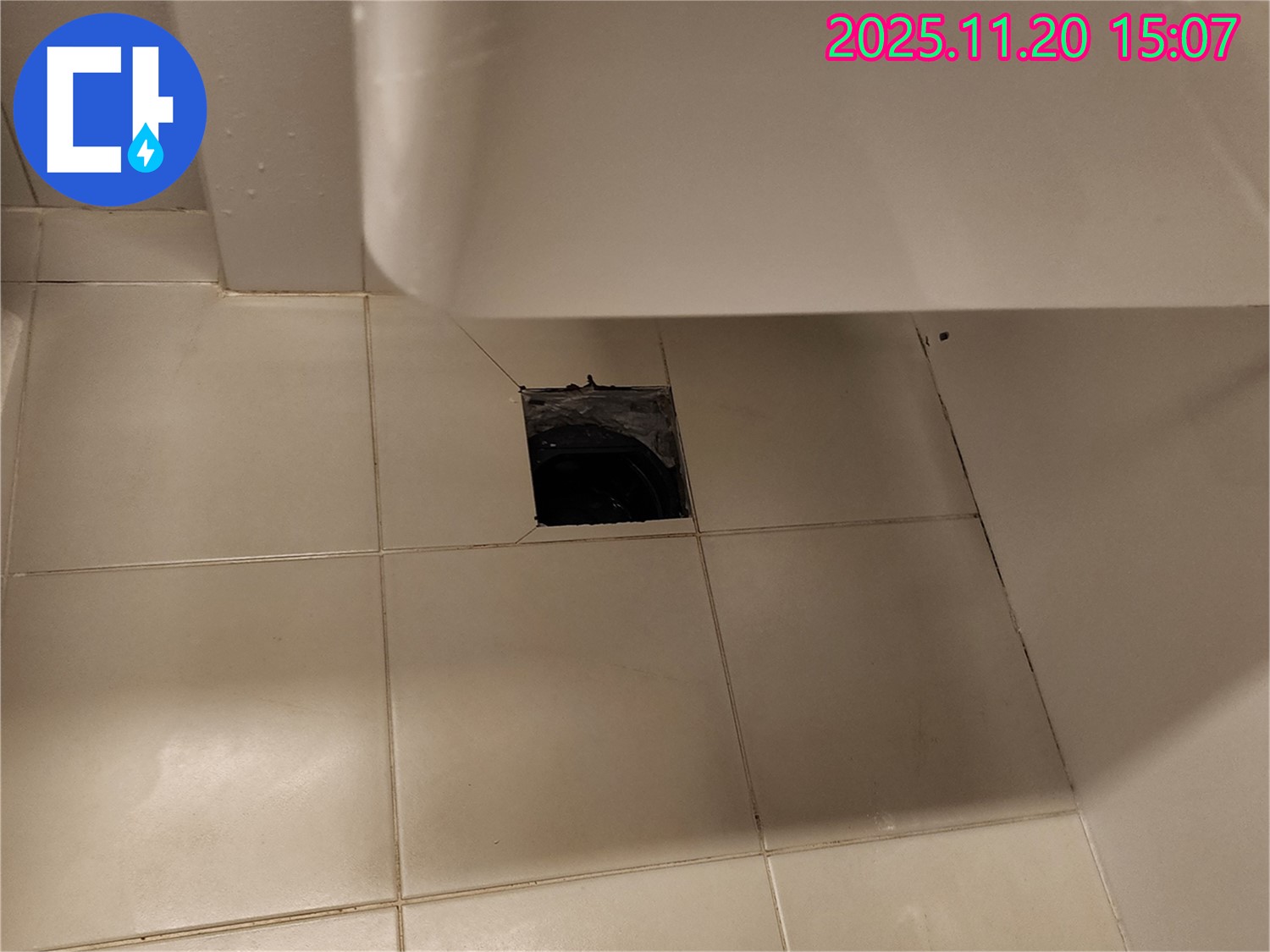 세면대 바닥 배수구 주변 곰팡이 발생으로 인한 누수 의심 - 포천 가산면 누수 전문 업체에서 곰팡이 제거 및 누수 원인 진단