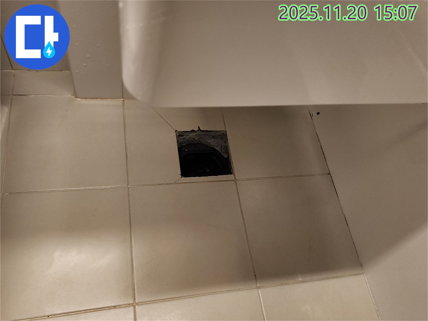 세면대 바닥 배수구 주변 타일 들뜸으로 인한 누수 - 포천 가산면 누수 전문 업체에서 꼼꼼하게 해결