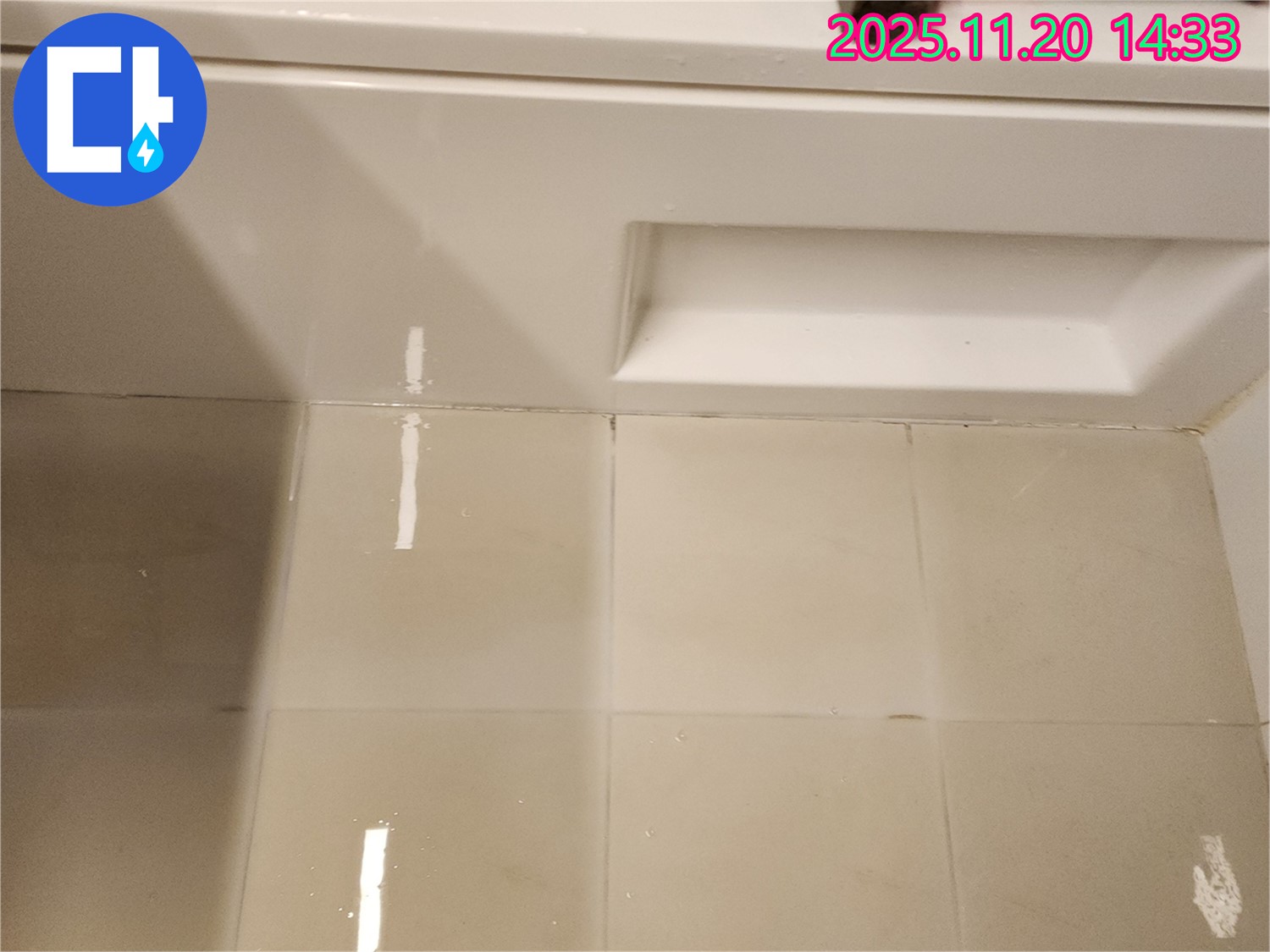 욕조 배수구 주변 타일 틈새 누수 가능성 점검 - 배수구 주변 타일 틈새의 방수 상태를 확인합니다.