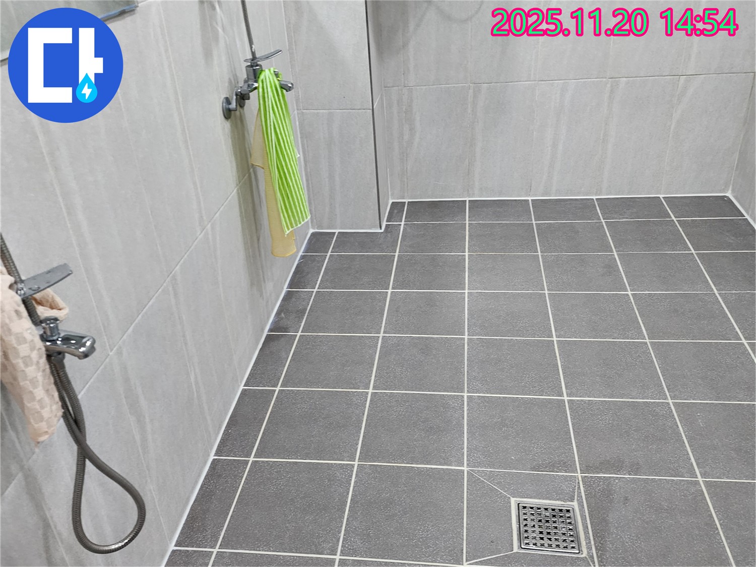 포천 마산리 욕실 - 젠다이 주변 누수 상태를 확인하고, 꼼꼼하게 점검합니다.