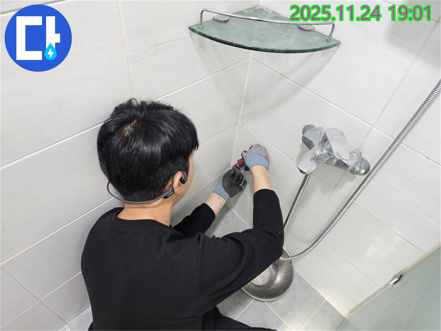마포구 도화동 샤워기 벽 속 배관 터짐 누수 - 전문적인 기술과 꼼꼼한 시공으로 누수 문제를 완벽하게 해결하고 쾌적한 욕실 환경을 만들어 드립니다.