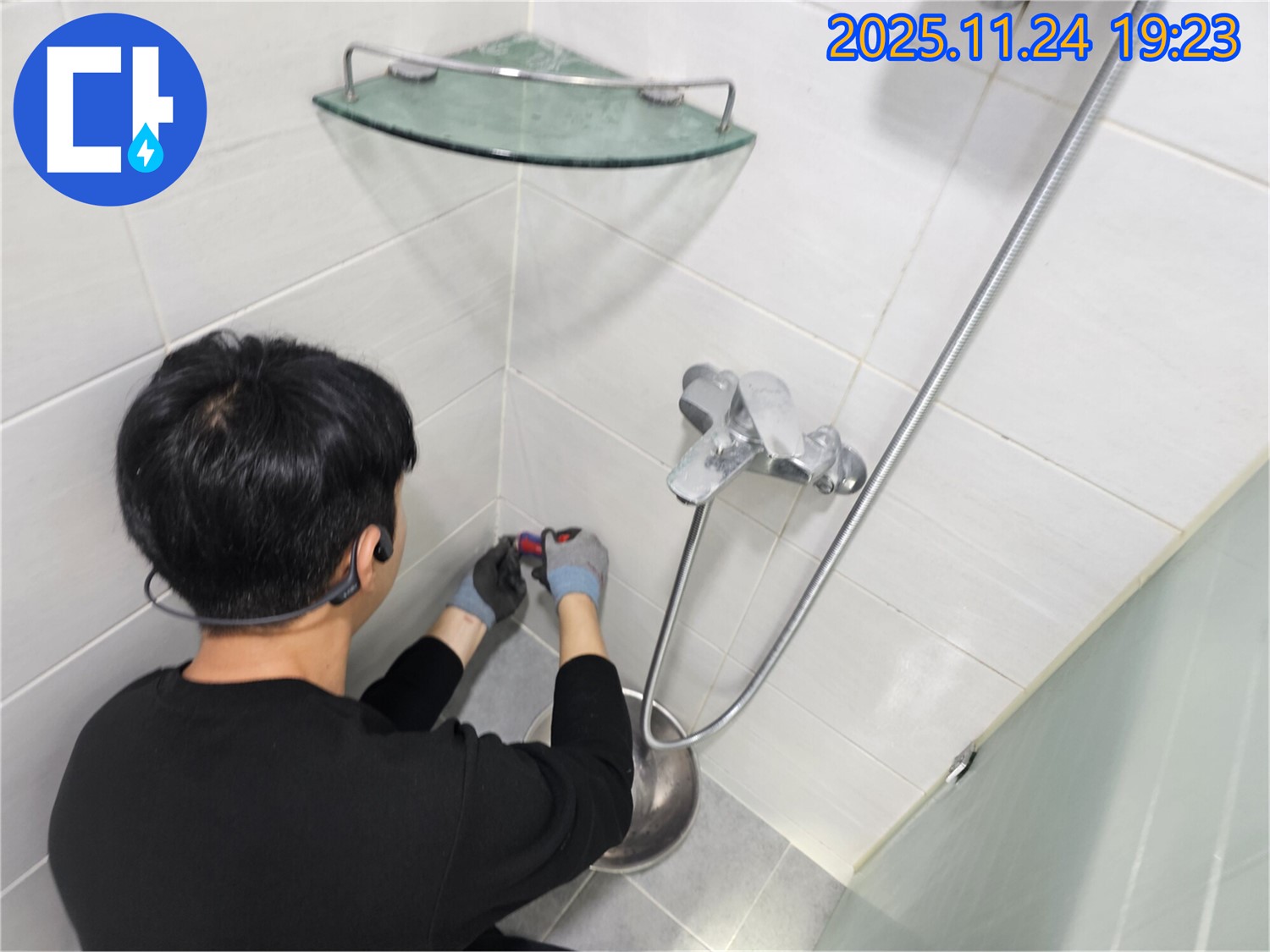 마포구 도화동 현대1차 아파트 샤워 수전 교체 후 물 압력 테스트 - 시원하게 쏟아지는 물줄기를 확인하세요.