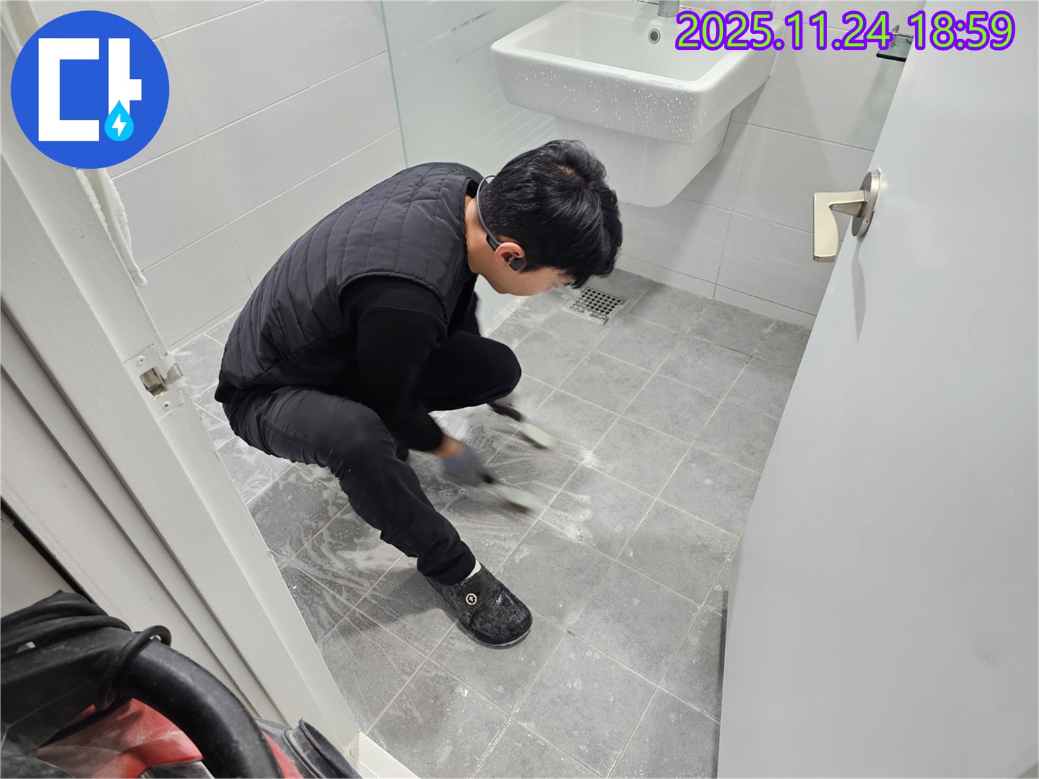 마포 도화 현대1차 아파트 욕실 타일 줄눈 곰팡이를 제거하고 방지 시공을 하는 모습 - 깨끗하고 건강한 욕실을 만들어 드립니다.