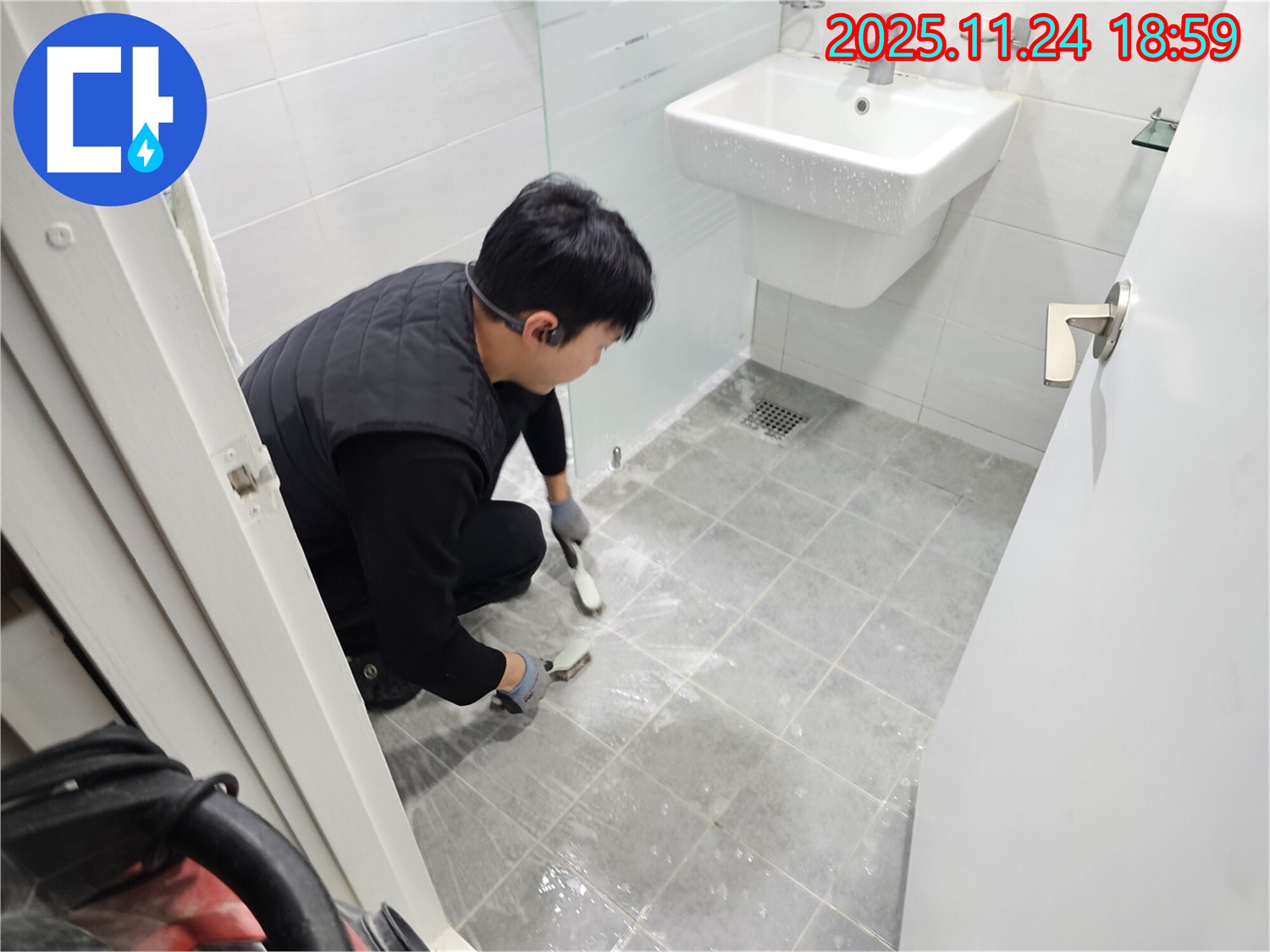 도화동 현대1차 아파트 욕실 - 타일 틈새 청소 및 관리로 누수를 예방하는 모습