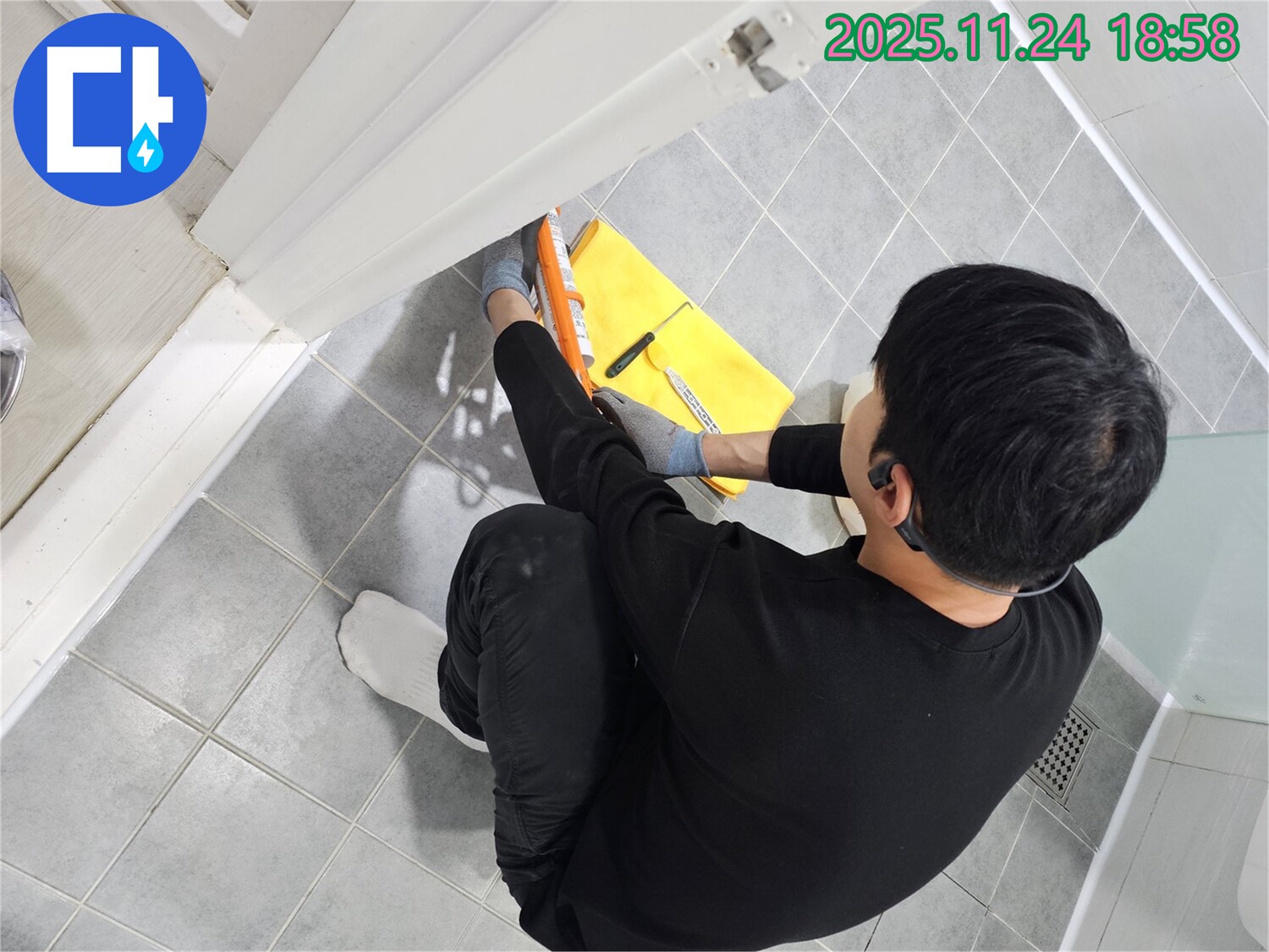 도화동 현대1차 아파트 욕실 문 누수 - 실리콘 재시공으로 누수 문제 해결 완료