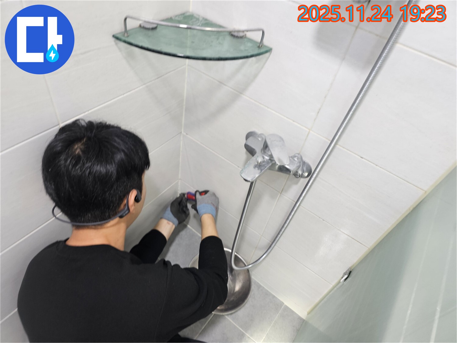 마포구 도화동 현대1차 아파트 - 샤워기 호스 연결 부위 누수 확인 - 세심하게 점검하여 누수 원인을 찾아냅니다.