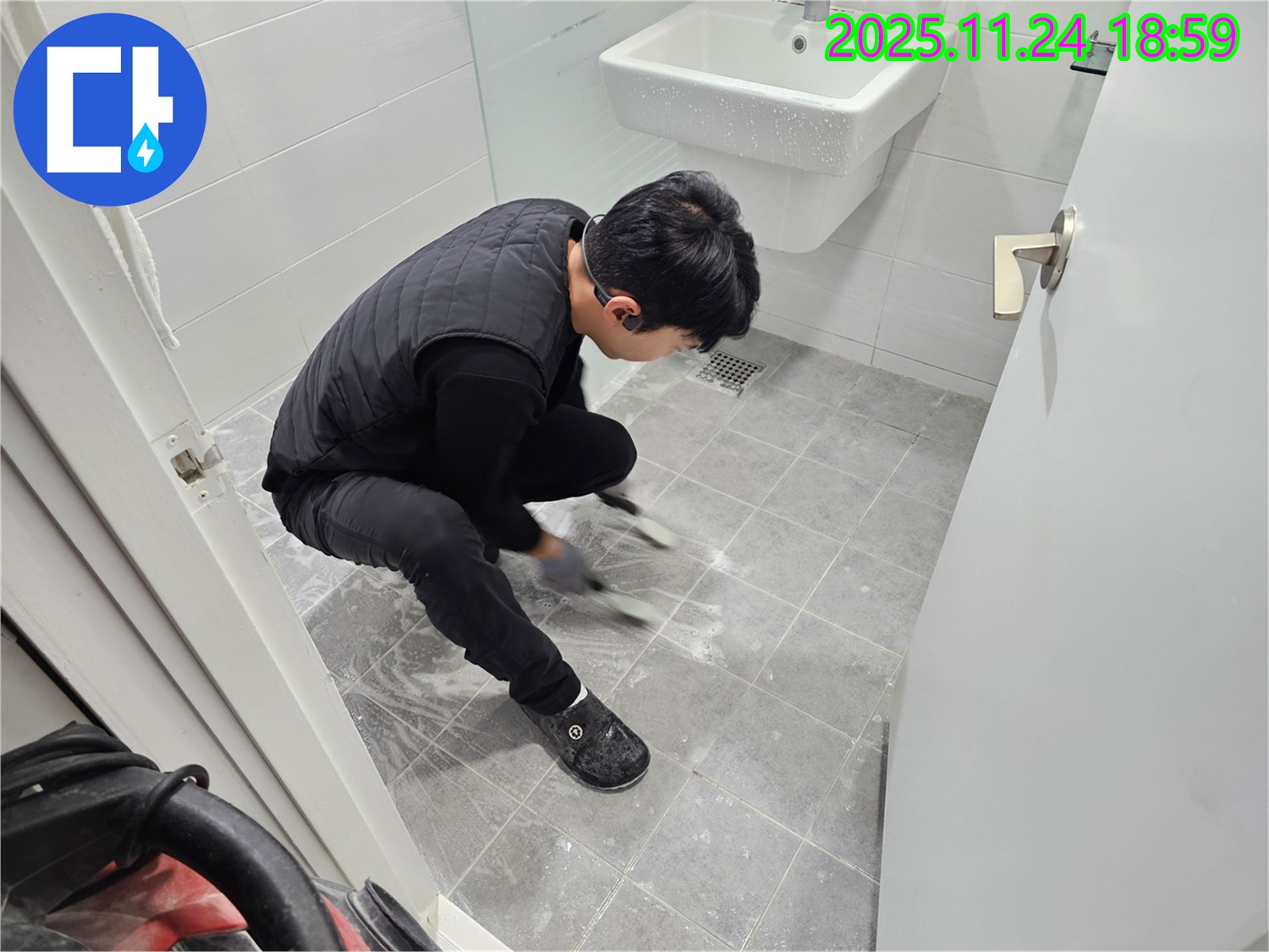 마포구 도화동 현대1차 아파트 욕실 타일 틈새 관리 작업 - 꼼꼼한 관리로 누수를 완벽하게 차단하고 쾌적한 욕실을 유지합니다.