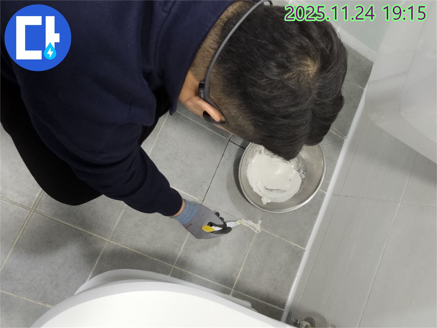 도화동 현대아파트 욕실 타일 백시멘트 보수 작업 - 꼼꼼한 시공으로 누수 문제 완벽 해결