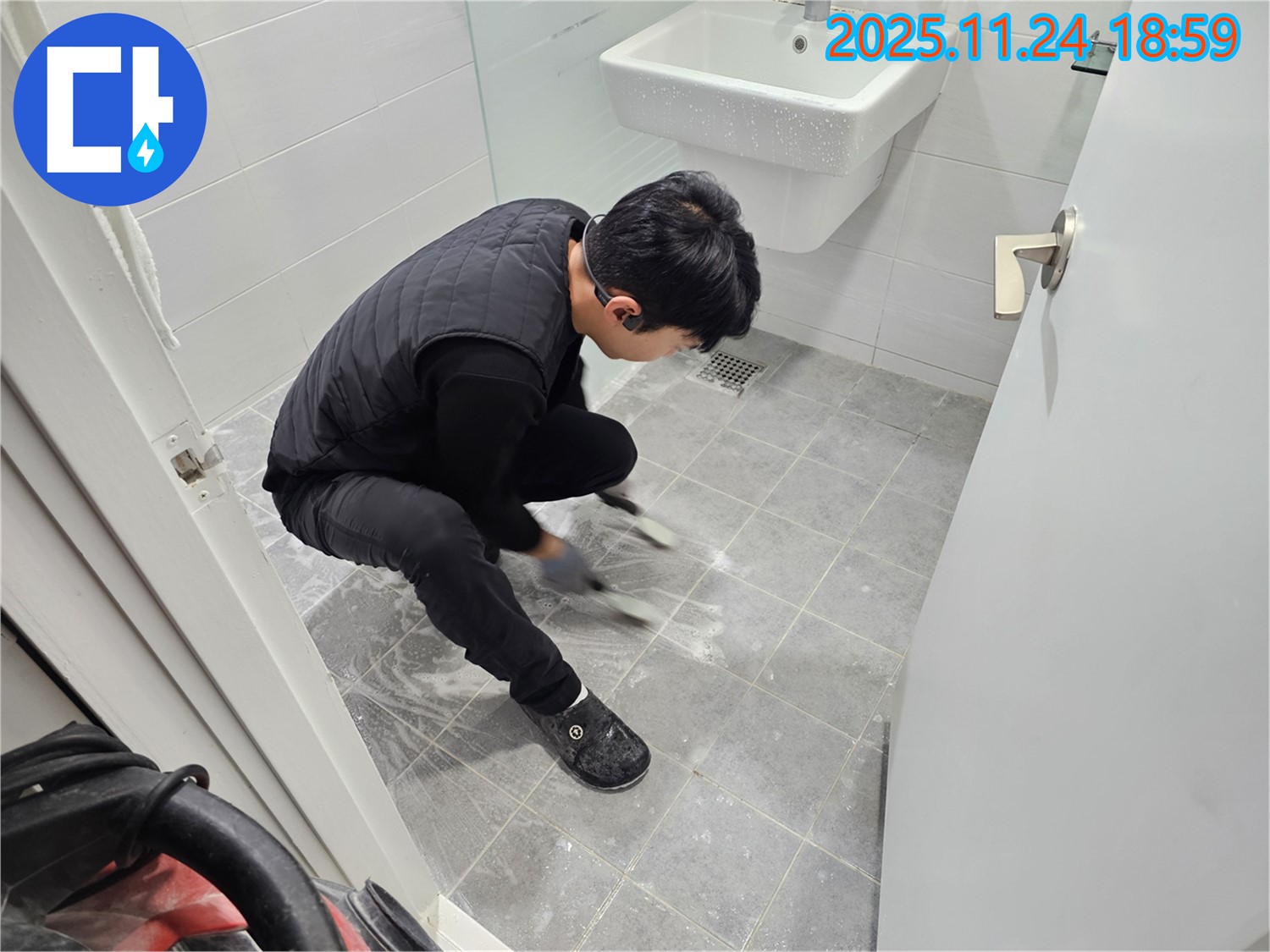 마포구 도화동 현대1차 아파트 욕실 타일 틈새 백시멘트 시공 - 꼼꼼한 시공으로 누수를 완벽하게 해결하고 깨끗한 욕실을 유지합니다.