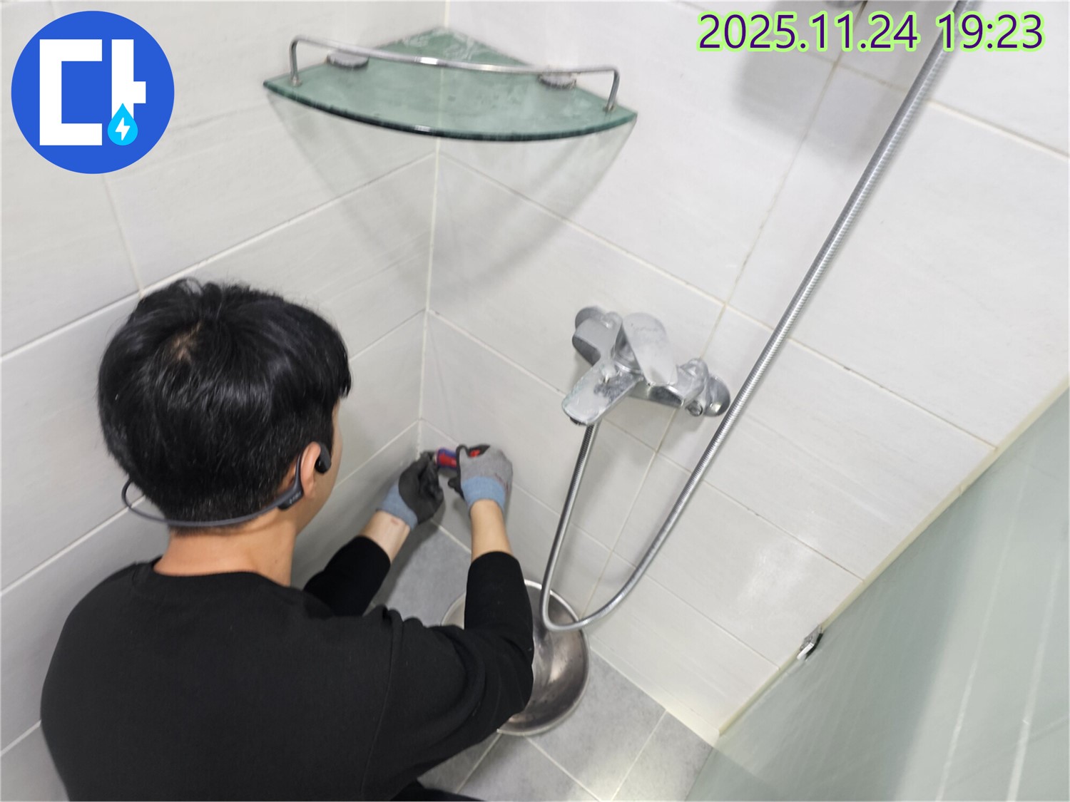 마포구 도화동 현대1차아파트 샤워기 수전 교체 작업 - 오래된 수전을 새 것으로 교체하여 누수를 해결합니다.