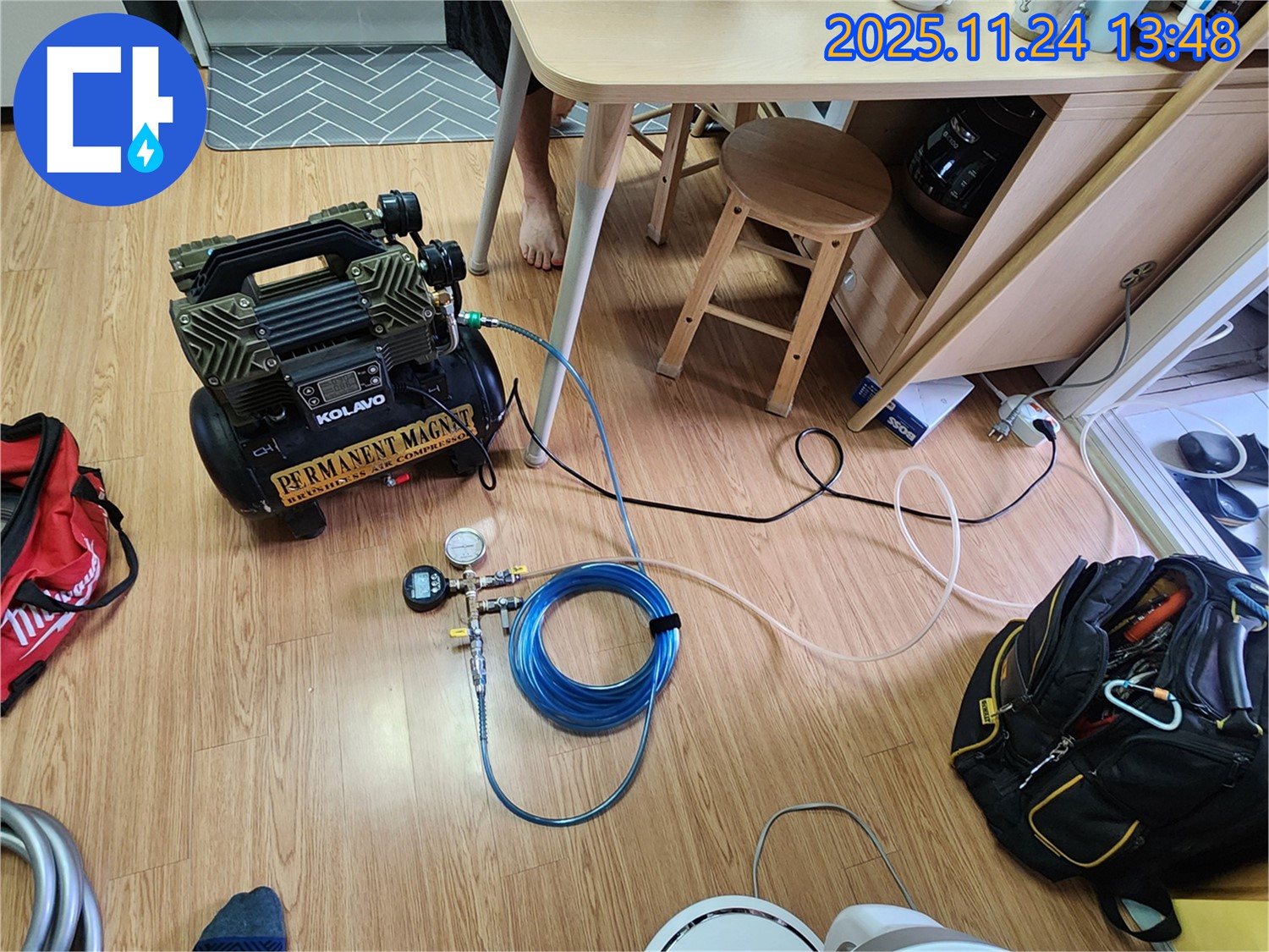 확실한 기술력 - 콤프레셔와 압력 게이지를 연결하여 압력 테스트를 시작할 준비를 마쳤습니다.
