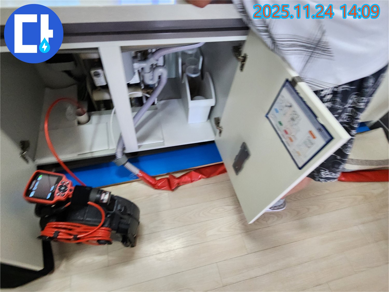 싱크대 연결 부위 꼼꼼 점검 - 작은 틈새도 놓치지 않고 완벽하게 해결합니다.