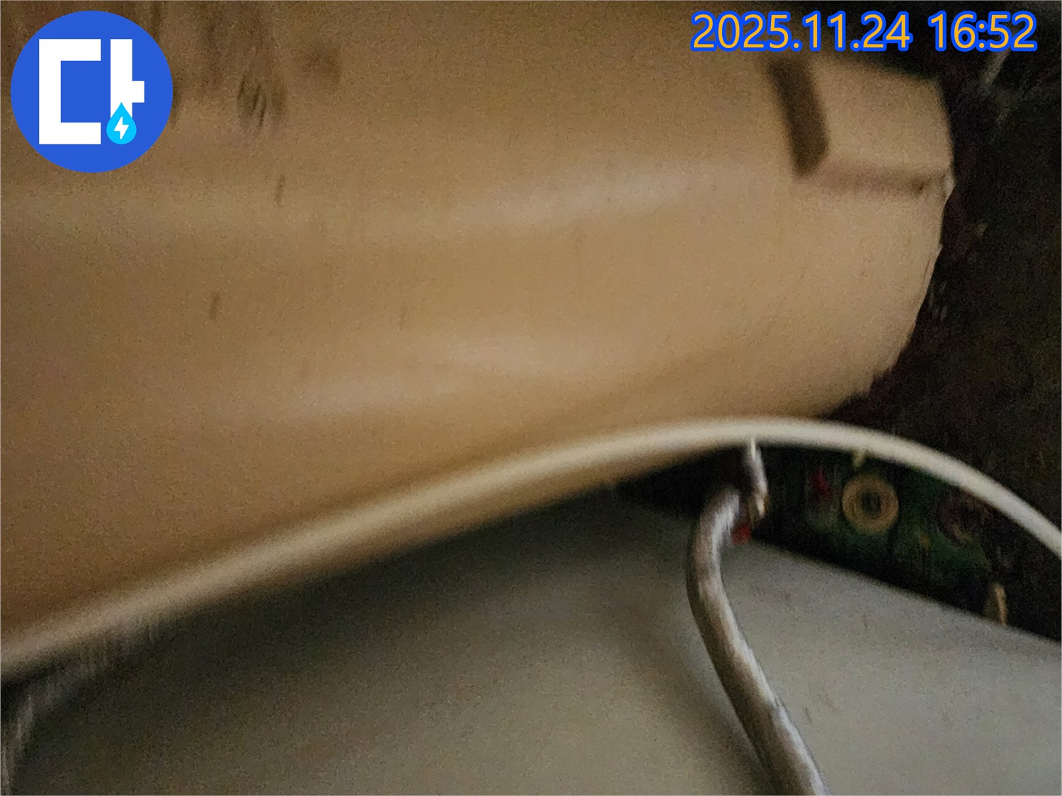 전기 안전 점검 - 누수 해결 후 전기 안전 상태를 확인하는 모습으로, 안전을 최우선으로 생각하는 업체의 신뢰도를 높입니다.