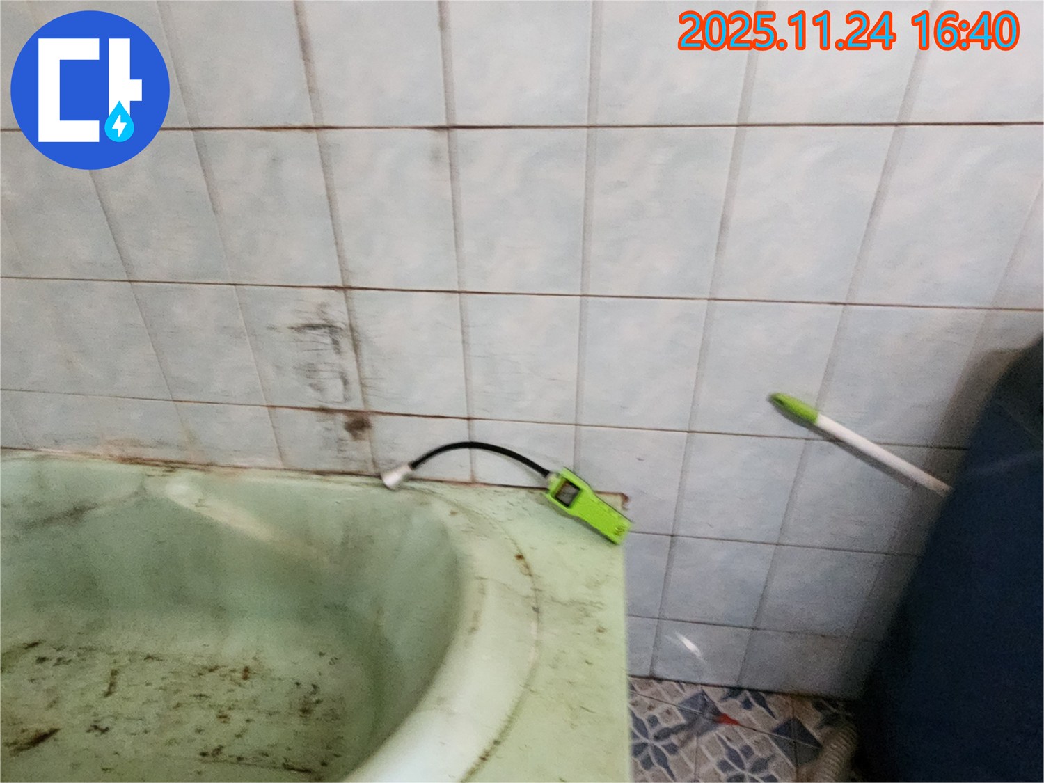 포천 가채리 - 노후된 욕조의 물때를 제거하고 청소하는 방법을 설명하는 모습입니다 - 깨끗한 욕실이 누수 예방의 첫걸음입니다.